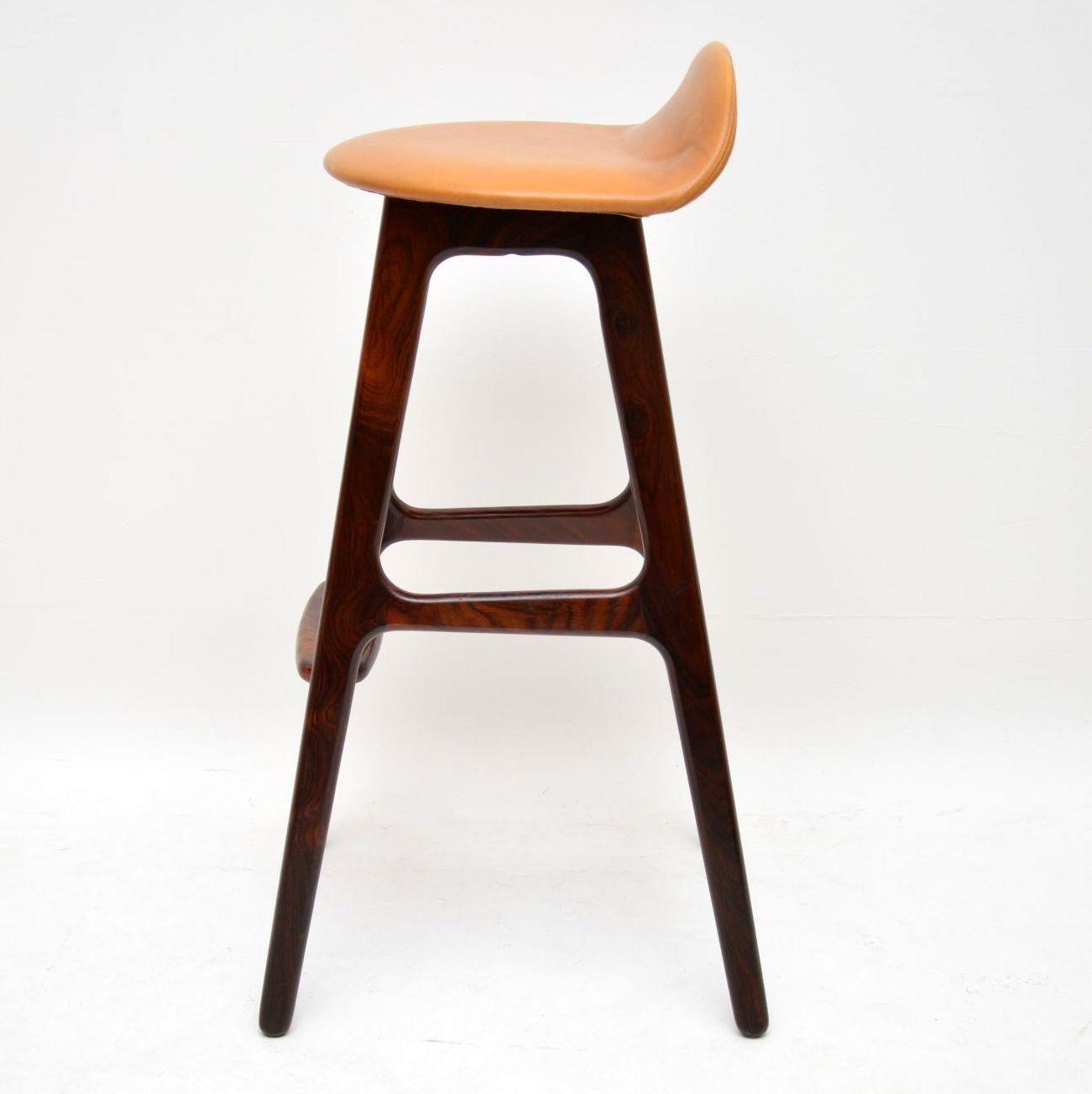 A stunning and iconic vintage bar stool made in Denmark, this was designed by Erik Buch, it dates from the 1960s. It has an absolutely beautiful grain patterns and a gorgeous color. The condition is excellent, this is clean, sturdy and sound, with