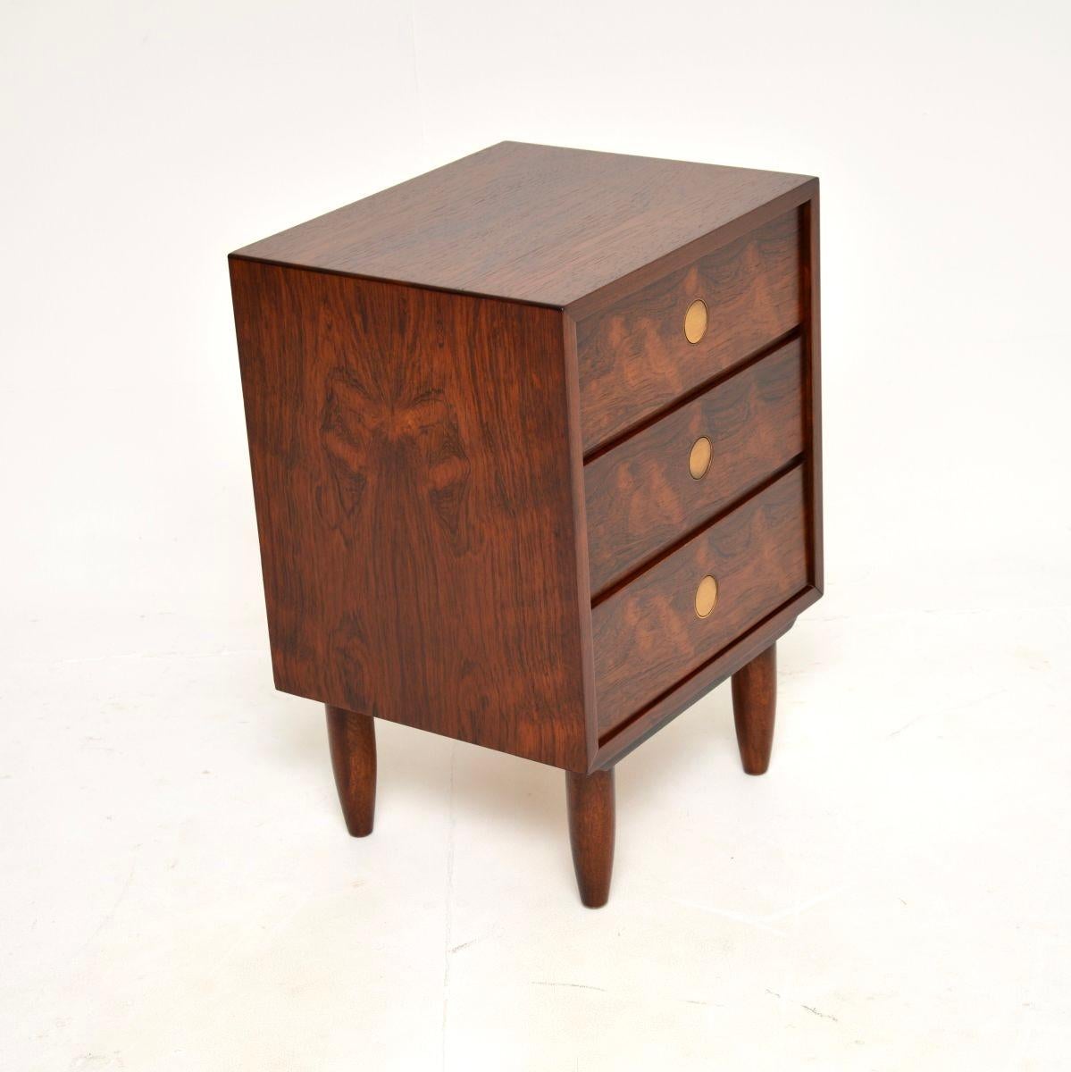 Mesilla de noche vintage danesa de Dyrlund Moderno de mediados de siglo en venta