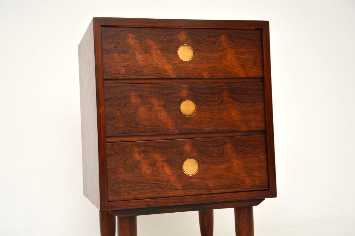 Mesilla de noche vintage danesa de Dyrlund mediados del siglo XX en venta