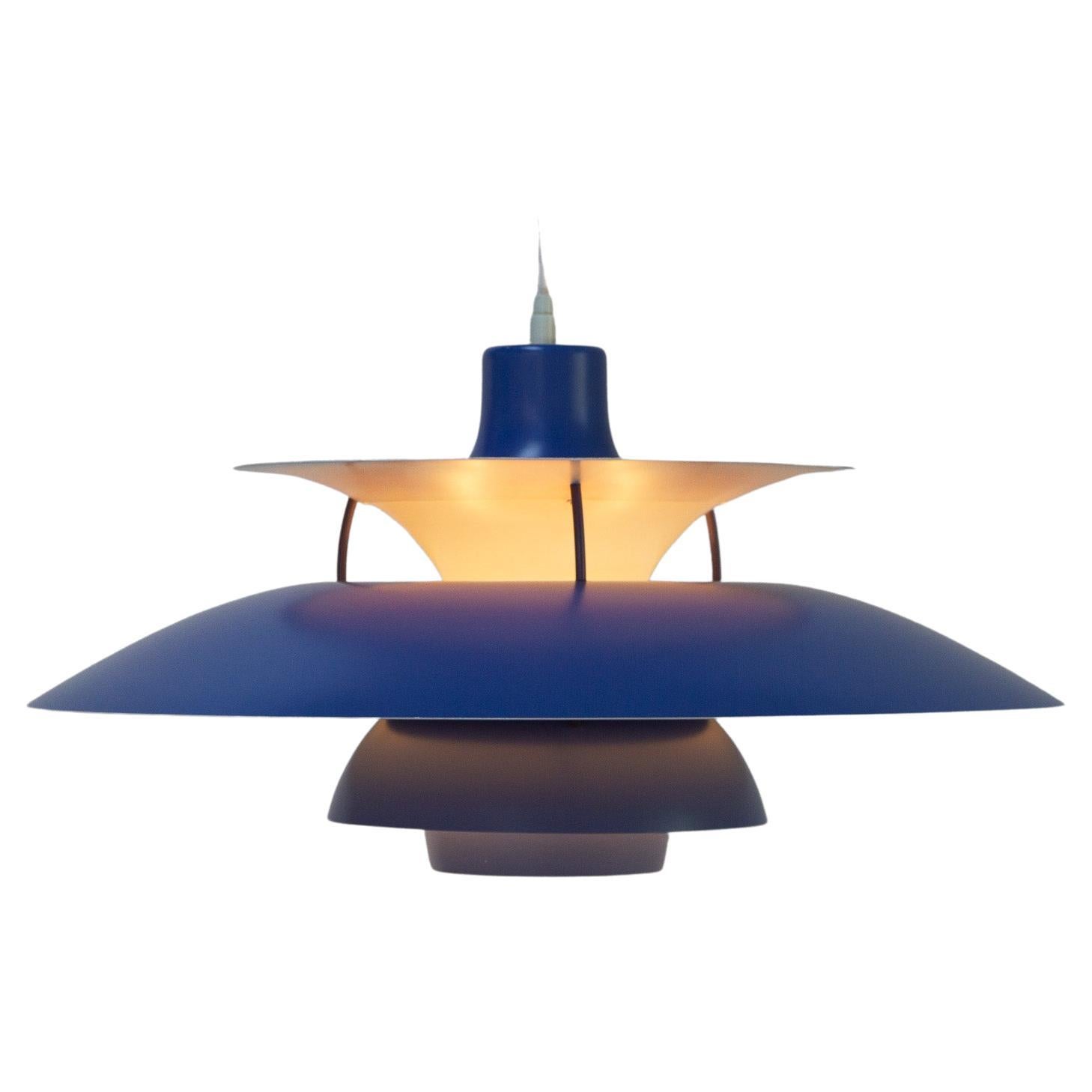 Pendente da soffitto danese vintage blu PH5 di Poul Henningsen, anni '60.
Iconica illuminazione danese progettata nel 1958 da Poul Henningsen per Louis Poulsen. Questo modello è conosciuto come PH 5 perché ha cinque tonalità individuali. Emette una