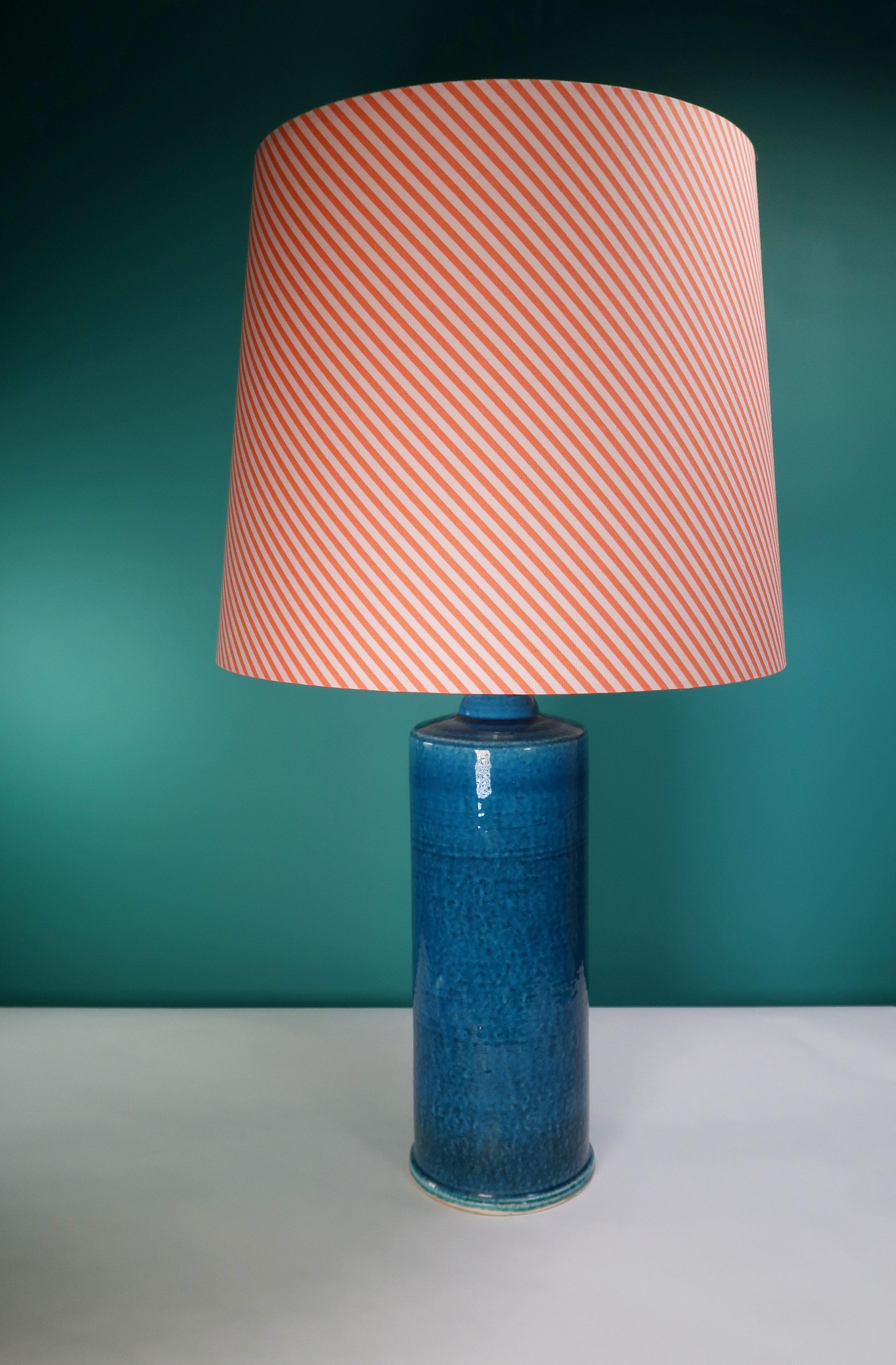 Danish Mid-Century Modern ceramic blue table lamp by Nis Stougaard (1906-1987). Smooth cylinder shape with crackle glaze in blue nuances. Manufactured in the 1960s in the small town of Svaneke on the Danish island of Bornholm which is famous for its