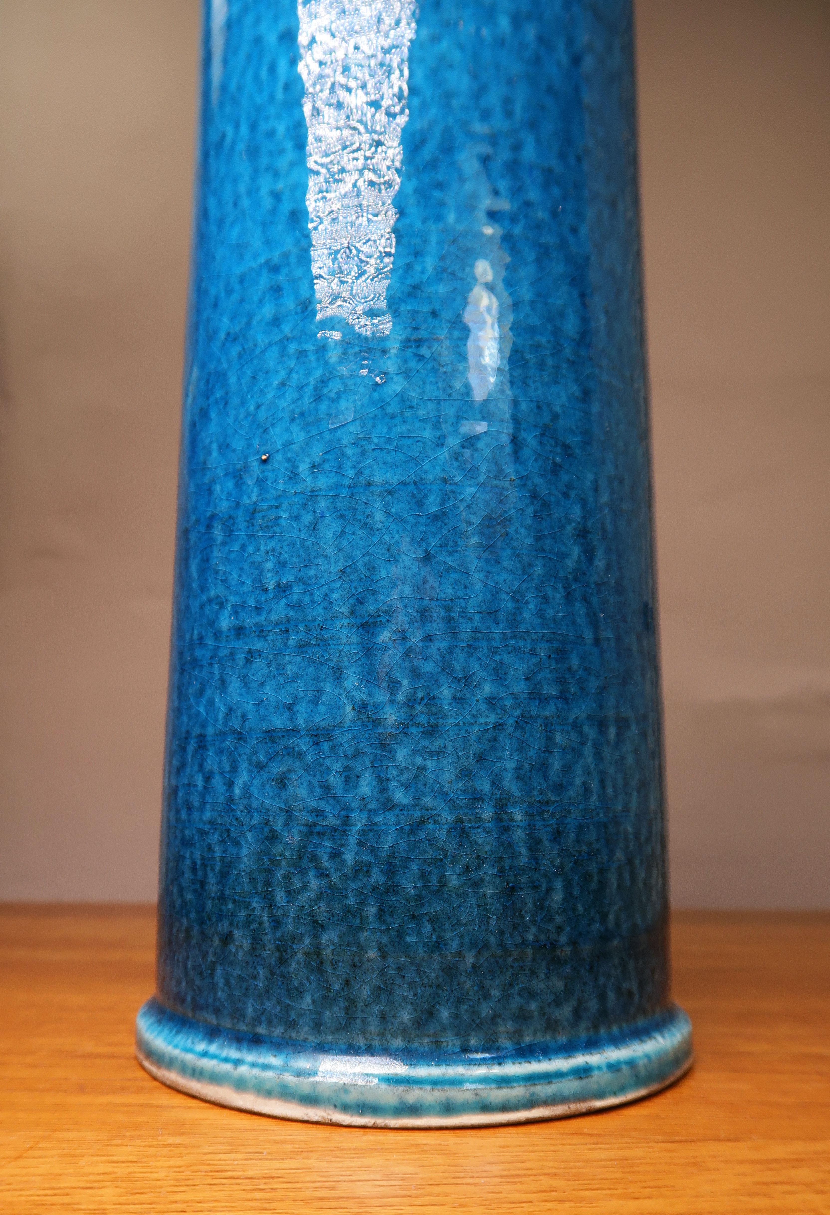 Danois Lampe de bureau danoise Stougaard cylindrique en céramique bleue, années 1960 en vente