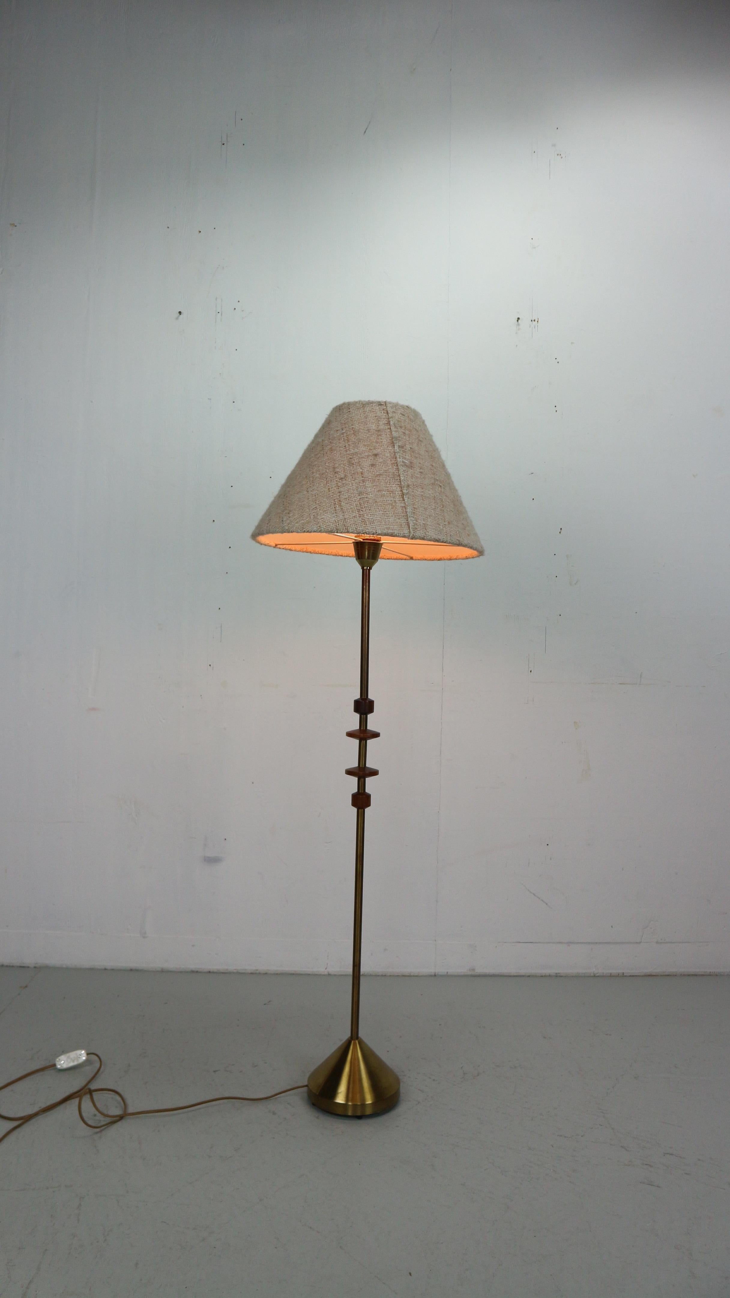A beautifully designed vintage floor lamp in teak and brass, this dates from the 1960’s. It was made in Denmark, and it is of superb quality. It has an interesting shape with beautifully shaped wood sections. The wool lampshade matches the lamp very