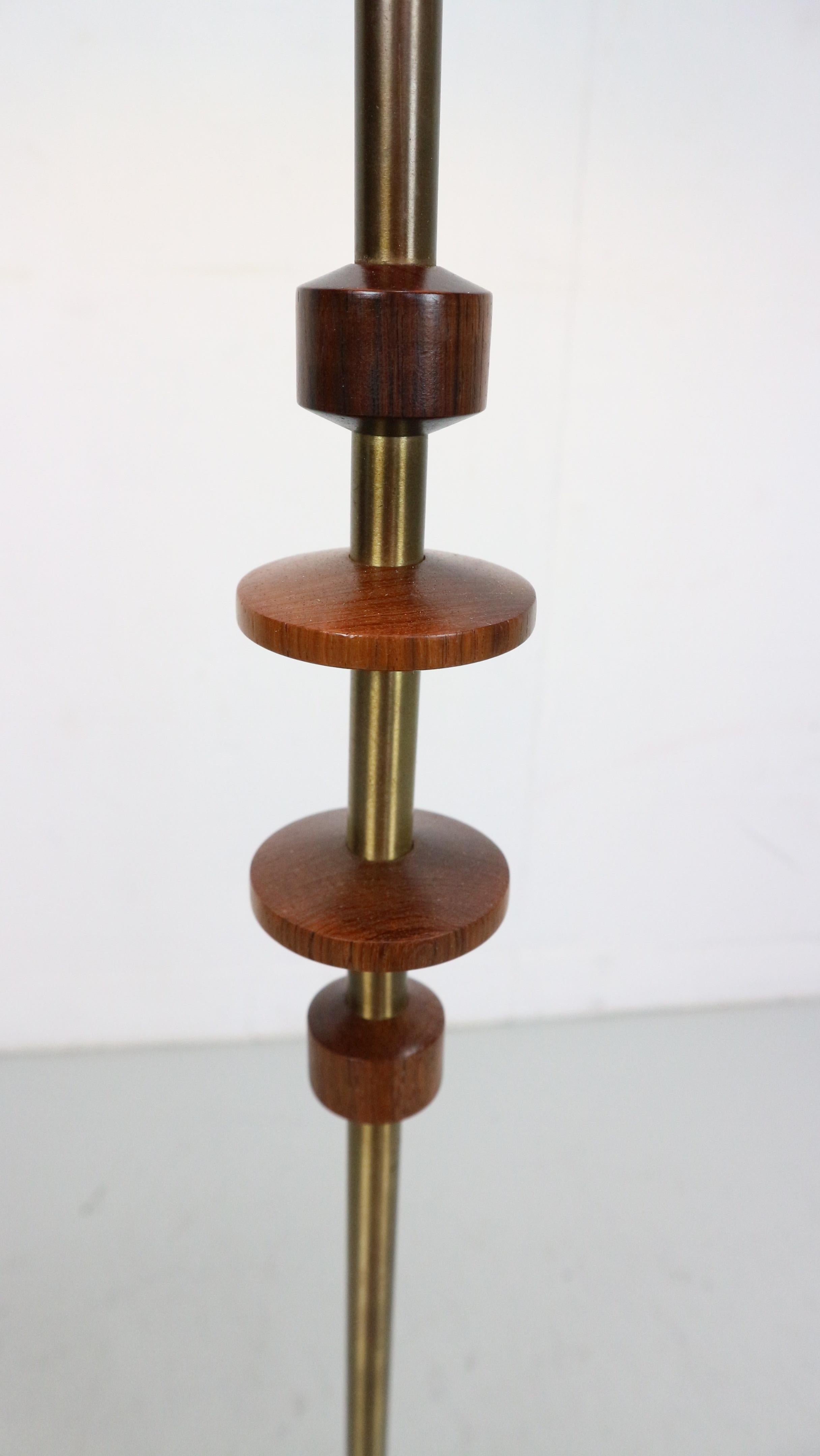 Danish vintage brass and teak floorlamp with wool shade 1960s  In Good Condition For Sale In The Hague, NL
