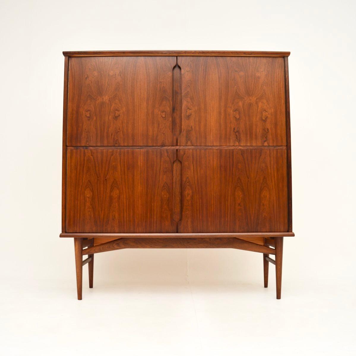 Ein wunderschöner dänischer Vintage-Schrank von Fredericia aus den 1960er Jahren.

Sie hat ein schönes Design und ist von erstaunlicher Qualität. Die Ober- und Unterschränke sind mit schönen Griffmulden versehen und lassen sich öffnen, so dass in
