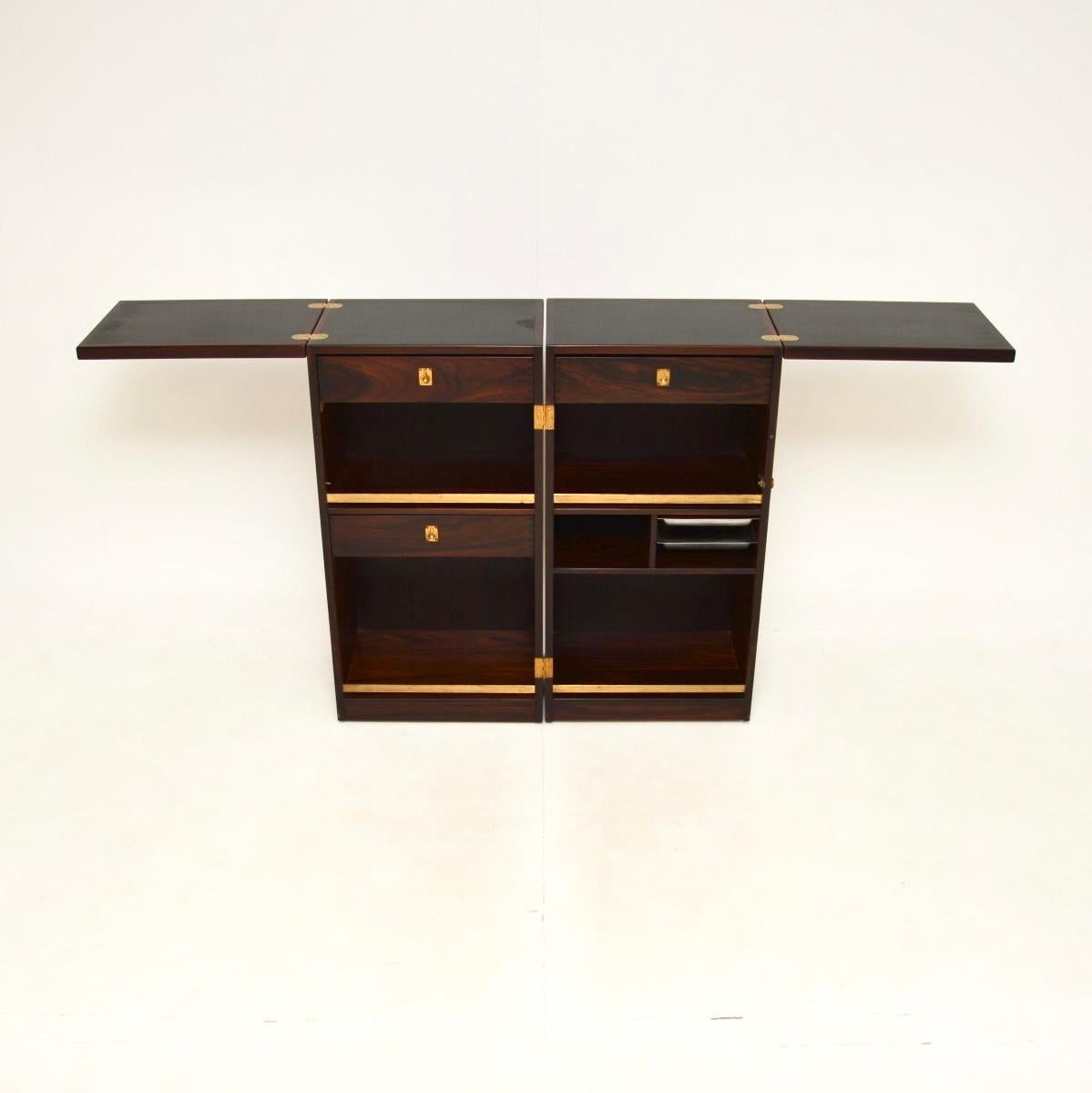 Una barra de capitán vintage danesa absolutamente impresionante, obra de Reno Wahl Iversen para Dyrlund. Se fabricó en Dinamarca y data de la década de 1960.

Es de una calidad asombrosa, tiene un diseño increíblemente elegante y práctico. Pasa de