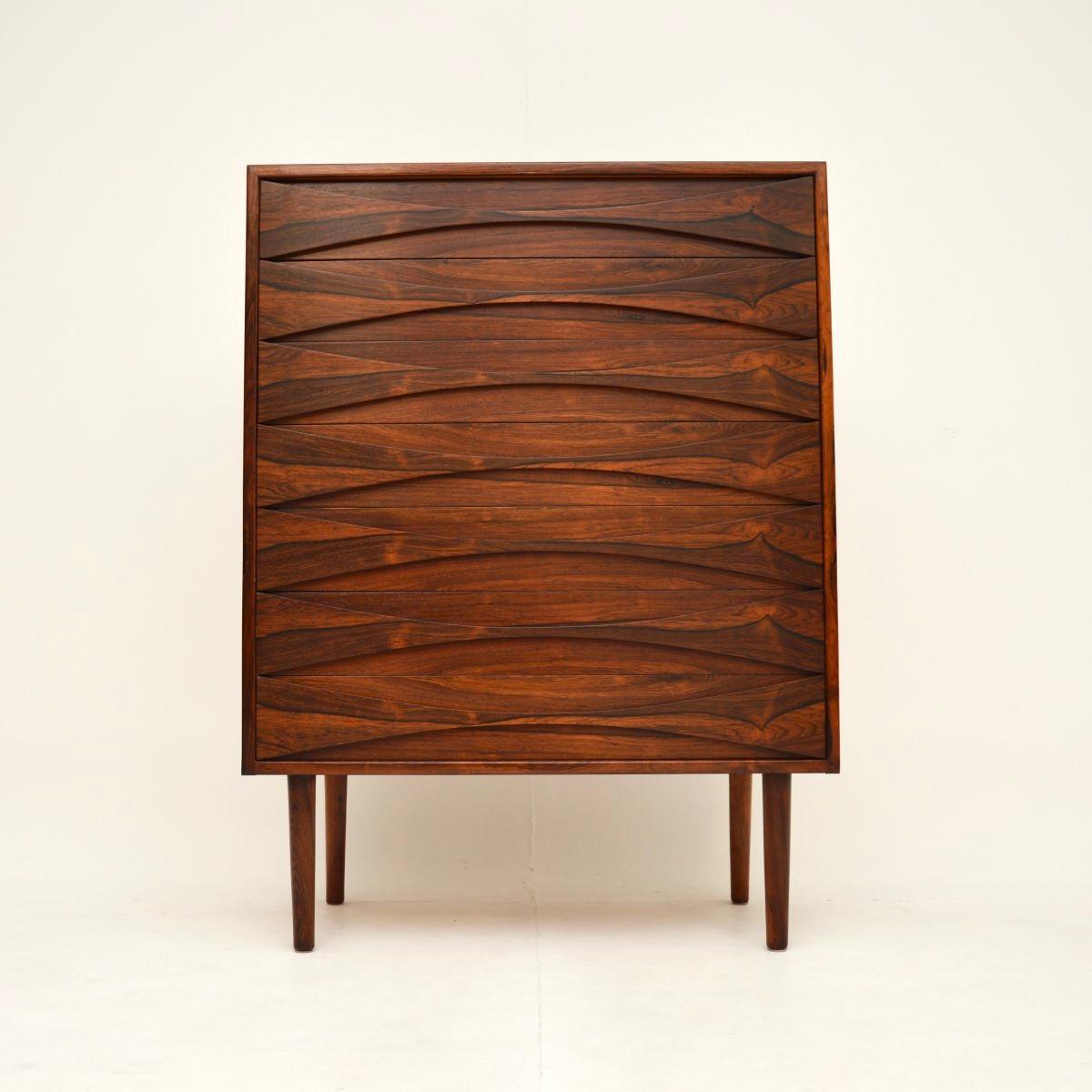 Una cassettiera d'epoca danese assolutamente straordinaria e molto rara di Niels Clausen. È stata realizzata dalla sua azienda NC Mobler in Danimarca e risale agli anni Sessanta.

La qualità è fenomenale, con interni in massello di Oak. I manici