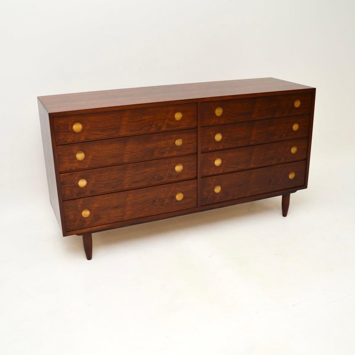 Eine stilvolle und sehr gut gemachte dänische Vintage-Kommode / Anrichte. Es wurde von Dyrlund hergestellt und stammt etwa aus den 1960er Jahren.

Die Qualität ist hervorragend, er steht auf konischen Beinen und hat schöne, eingelegte runde