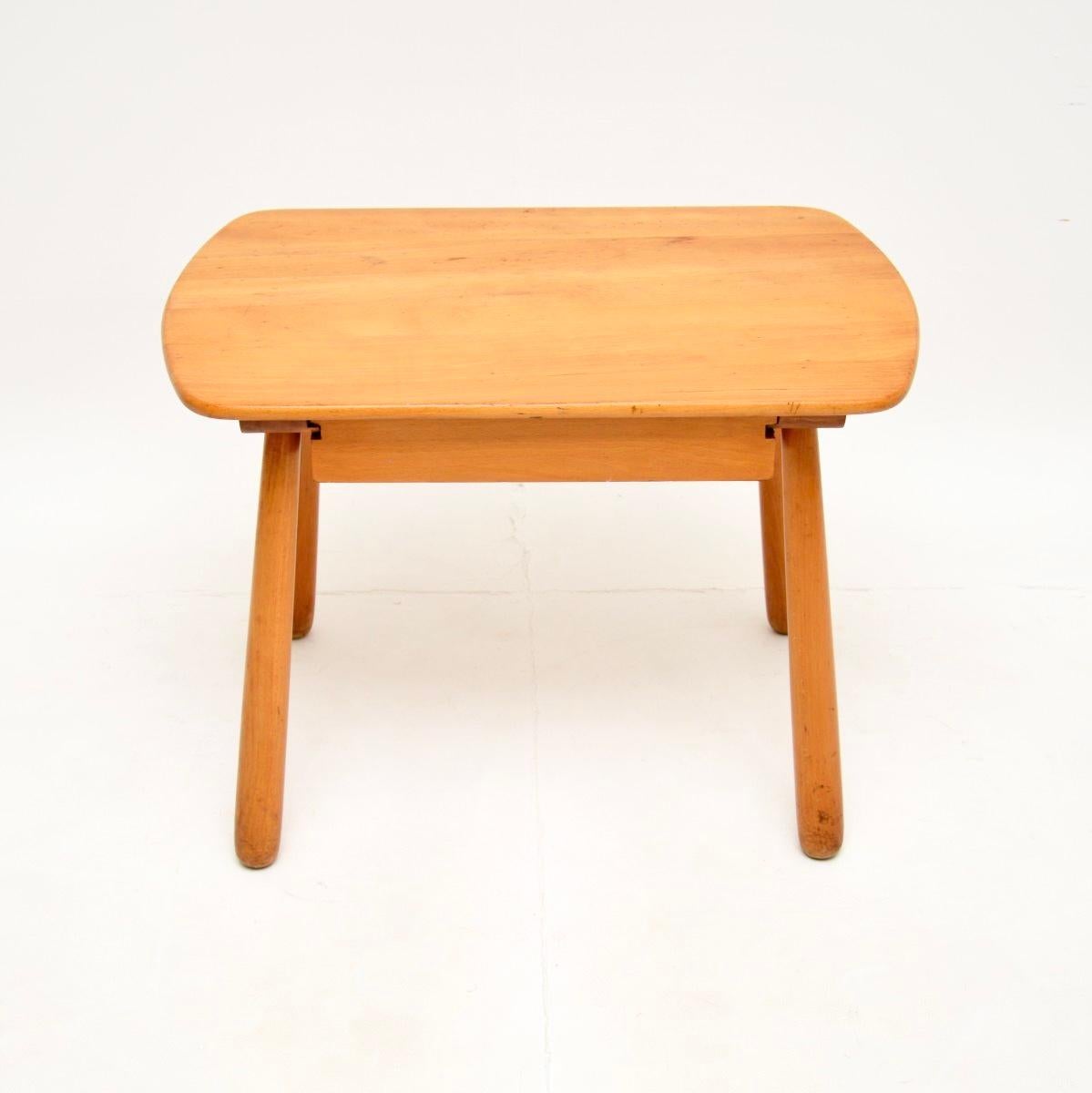 Une table basse / table d'appoint vintage danoise magnifiquement réalisée à la manière de Philip Arctander. Récemment importé du Danemark, il date des années 1940-50.

Il est fabriqué en bouleau massif et sa qualité est excellente. Il repose sur de