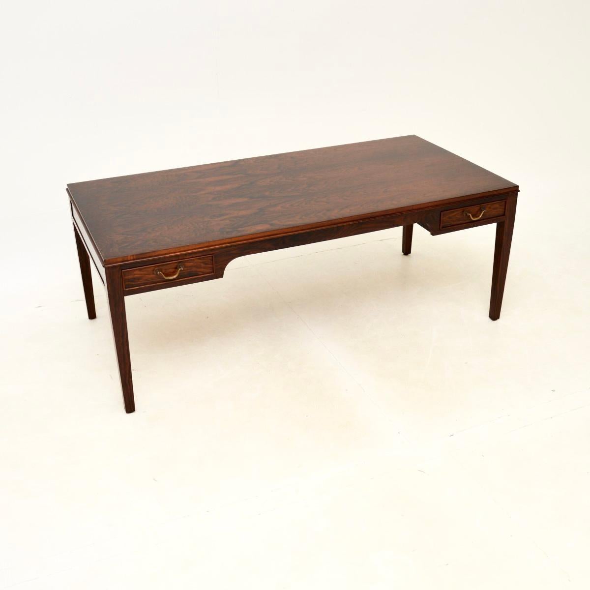 Ein hervorragender dänischer Vintage-Couchtisch von Fritz Henningsen aus den 1960er Jahren.

Es ist von hervorragender Qualität, hat eine gute Größe und ist auf beiden Seiten identisch verarbeitet, mit zwei Schubladen auf jeder Seite. Die Schubladen