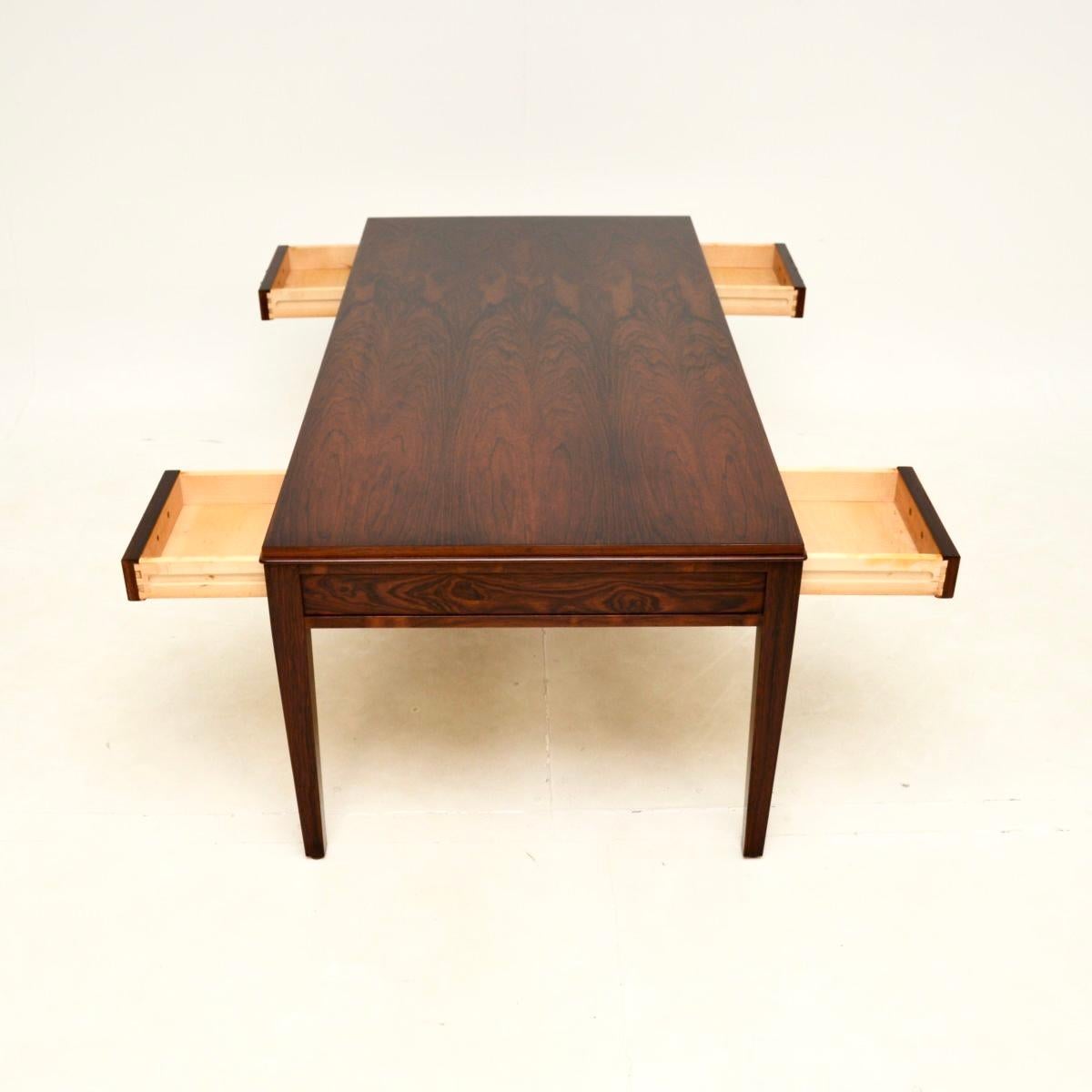 Dänischer Vintage-Couchtisch von Fritz Henningsen (Holz) im Angebot