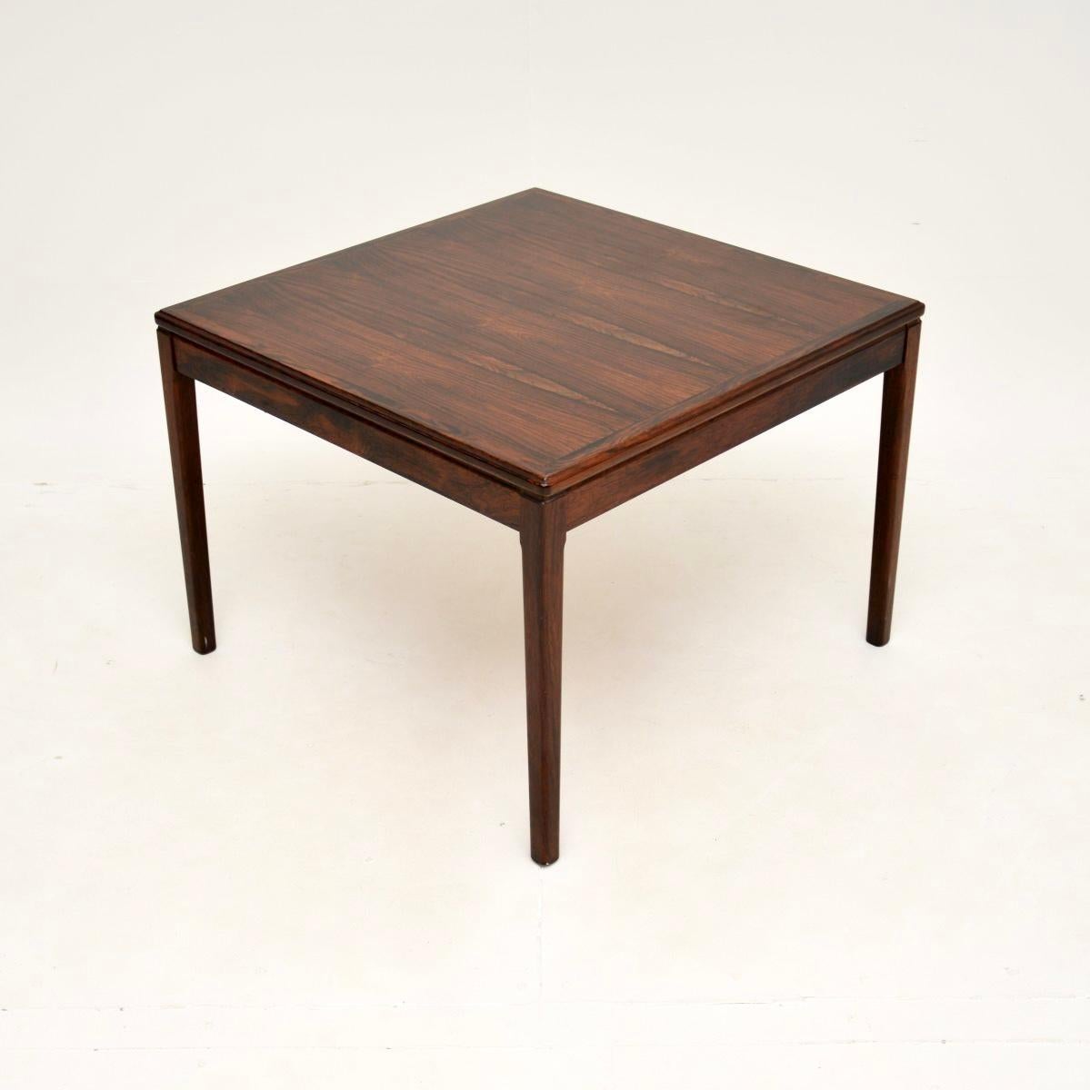 Ein eleganter und sehr gut gemachter dänischer Vintage-Couchtisch aus den 1960er Jahren.

Sie ist von hervorragender Qualität, hat eine praktische Größe und ist wunderschön gestaltet. Die Maserung und die Farbtöne sind atemberaubend, die Platte hat