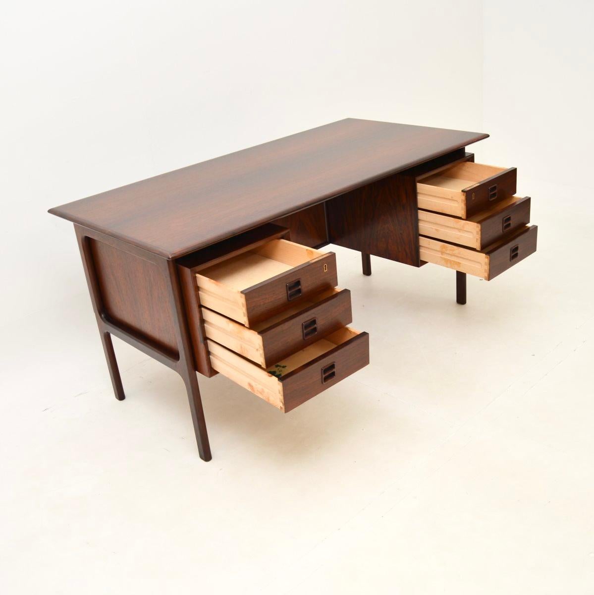 An exceptional Danish vintage desk by Arne Vodder. This was made by Brouer Mobelfabrik in Denmark, it dates from the 1960’s.

The quality is outstanding, this has a beautiful and very useful design. The colour tones and grain patterns are stunning,