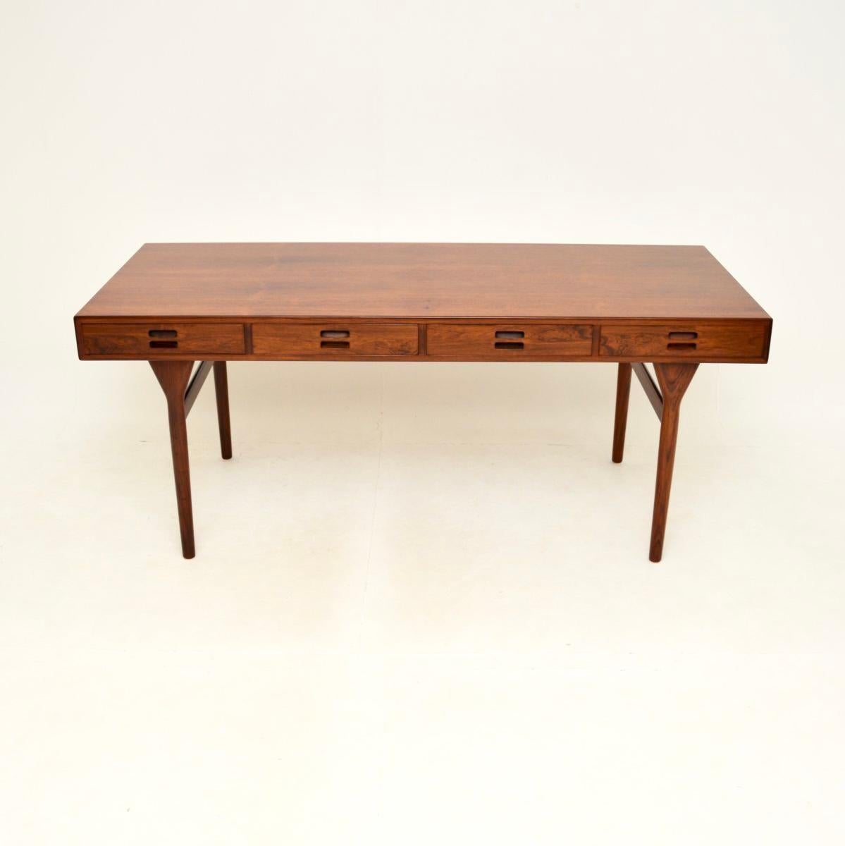 Ein äußerst stilvoller und kultiger dänischer Vintage-Schreibtisch von Nanna Ditzel für Soren Willadsen. Ursprünglich 1955 entworfen, stammt es aus den 1960er Jahren.

Er ist von hervorragender Qualität, hat eine beeindruckende und nützliche Größe.