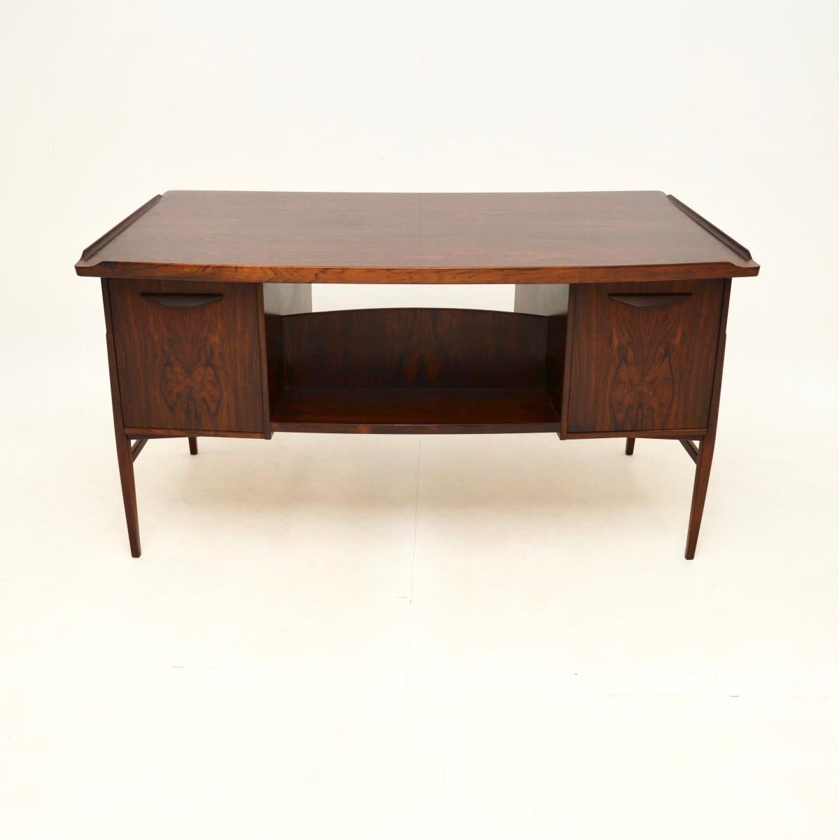 Legno Scrivania vintage danese di Svend Aage Madsen in vendita
