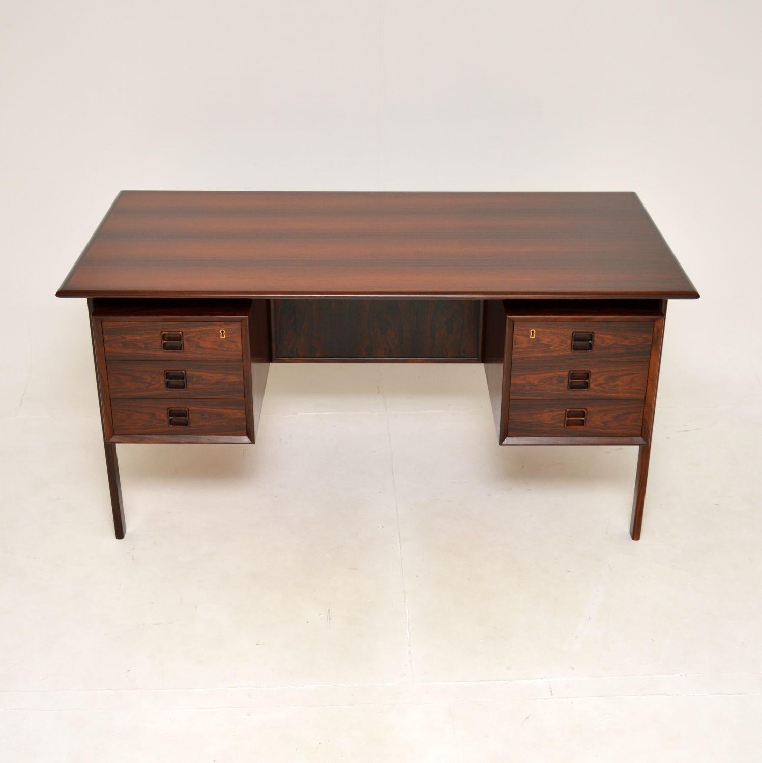 An exceptional Danish vintage desk. This was made by Brouer Mobelfabrik in Denmark, it dates from the 1960’s.

The quality is outstanding, this has a beautiful and very useful design. The colour tones and grain patterns are stunning, this is nicely