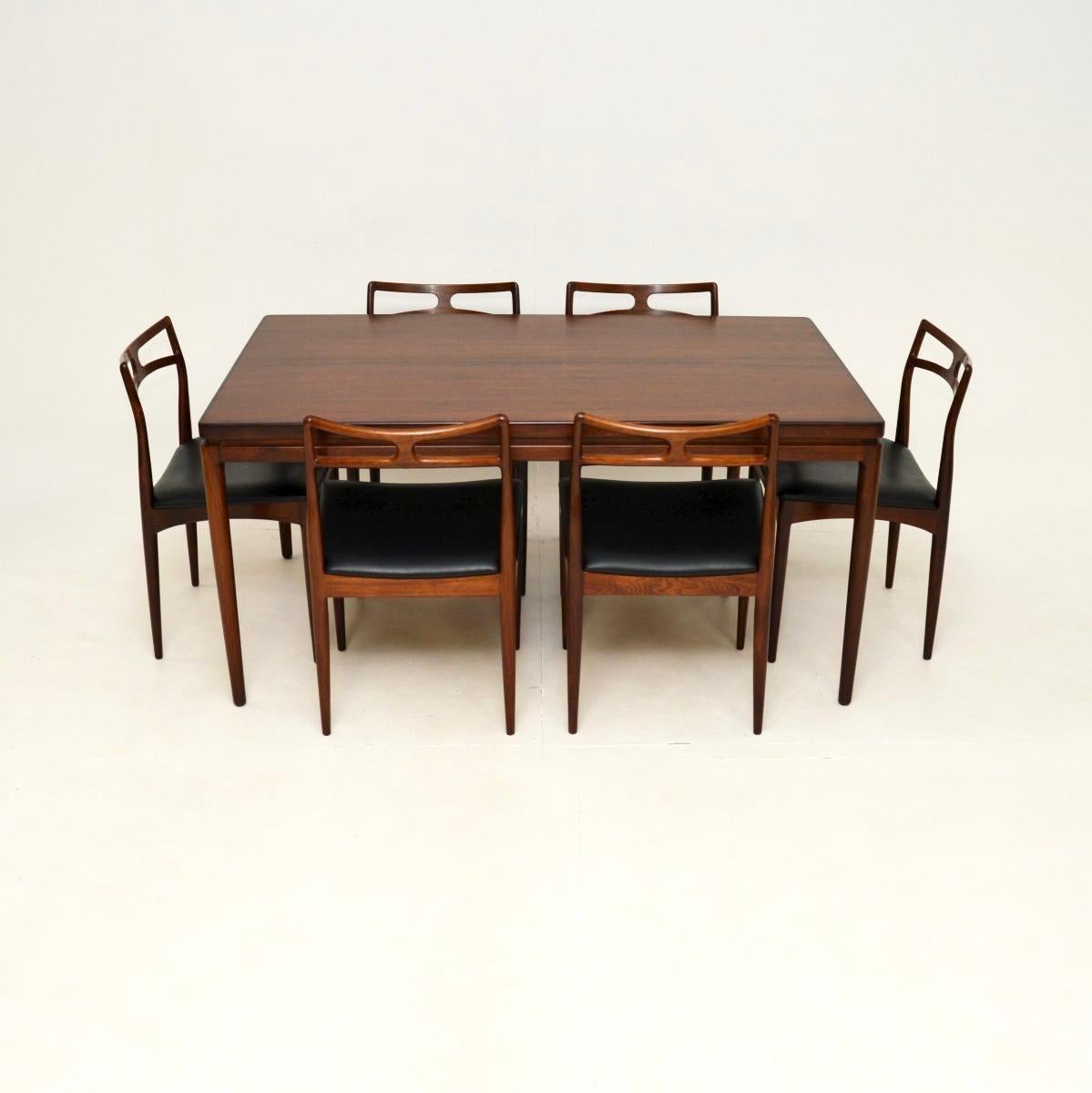 Une superbe table de salle à manger danoise vintage et des chaises par Johannes Andersen pour Christian Linneberg. Fabriqués au Danemark, ils datent des années 1960.

Les six chaises sont des chaises du modèle 94, la qualité est superbe, elles ont