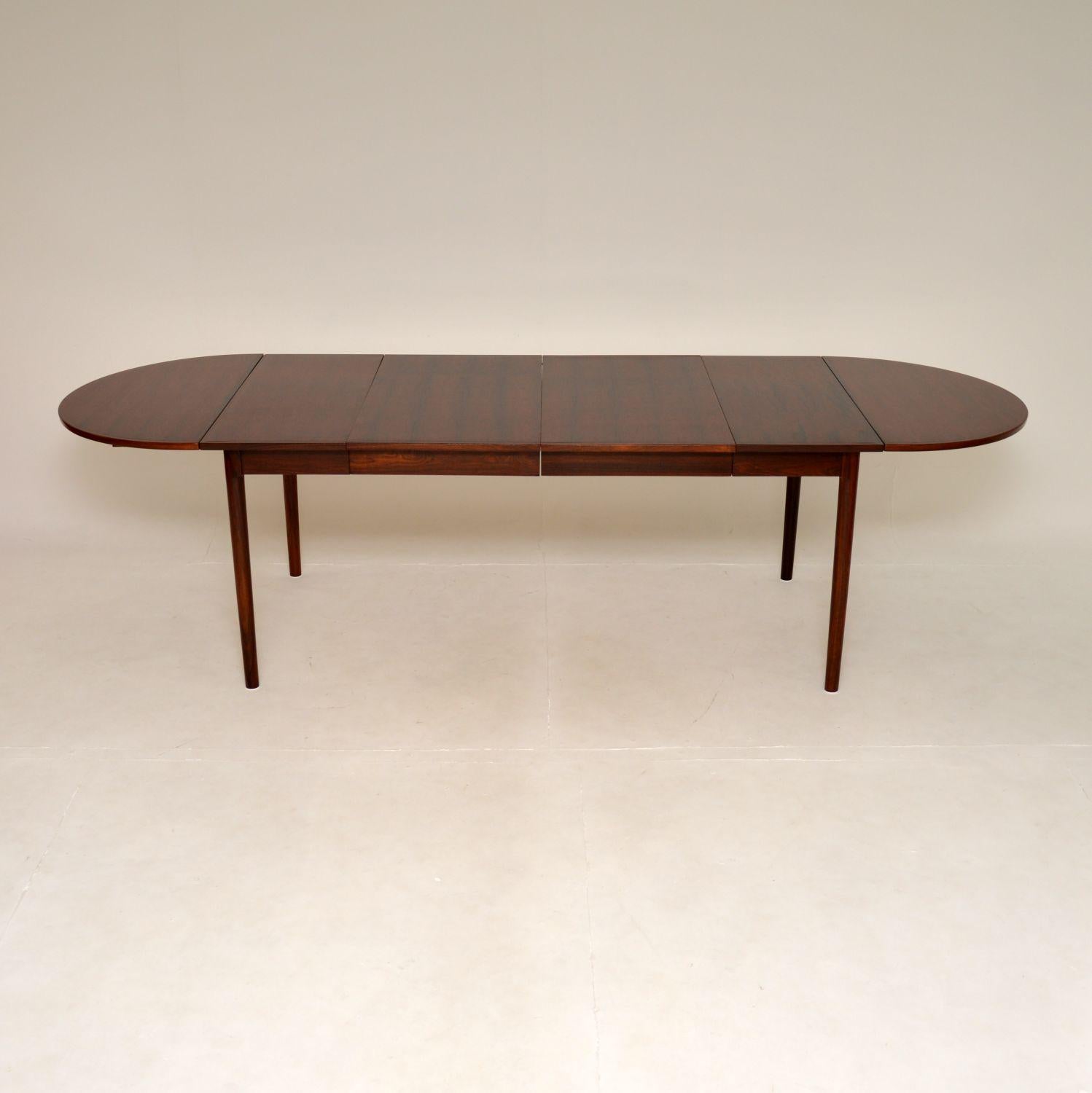 Une superbe et rare table de salle à manger vintage danoise par Arne Vodder. Il s'agit de la table modèle 227, fabriquée au Danemark et datant des années 1960.

Il est très bien fait, la qualité est superbe. Il présente de superbes motifs de grain