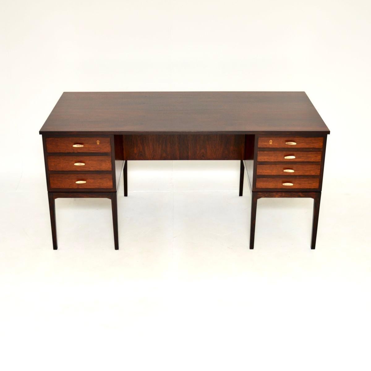 Superbe bureau de direction danois d'Arne Holst-Christensen. Récemment importé du Danemark, il date des années 1960.

La qualité est exceptionnelle, ce produit est magnifiquement fabriqué et de grande taille. Il y a beaucoup d'espace de travail et