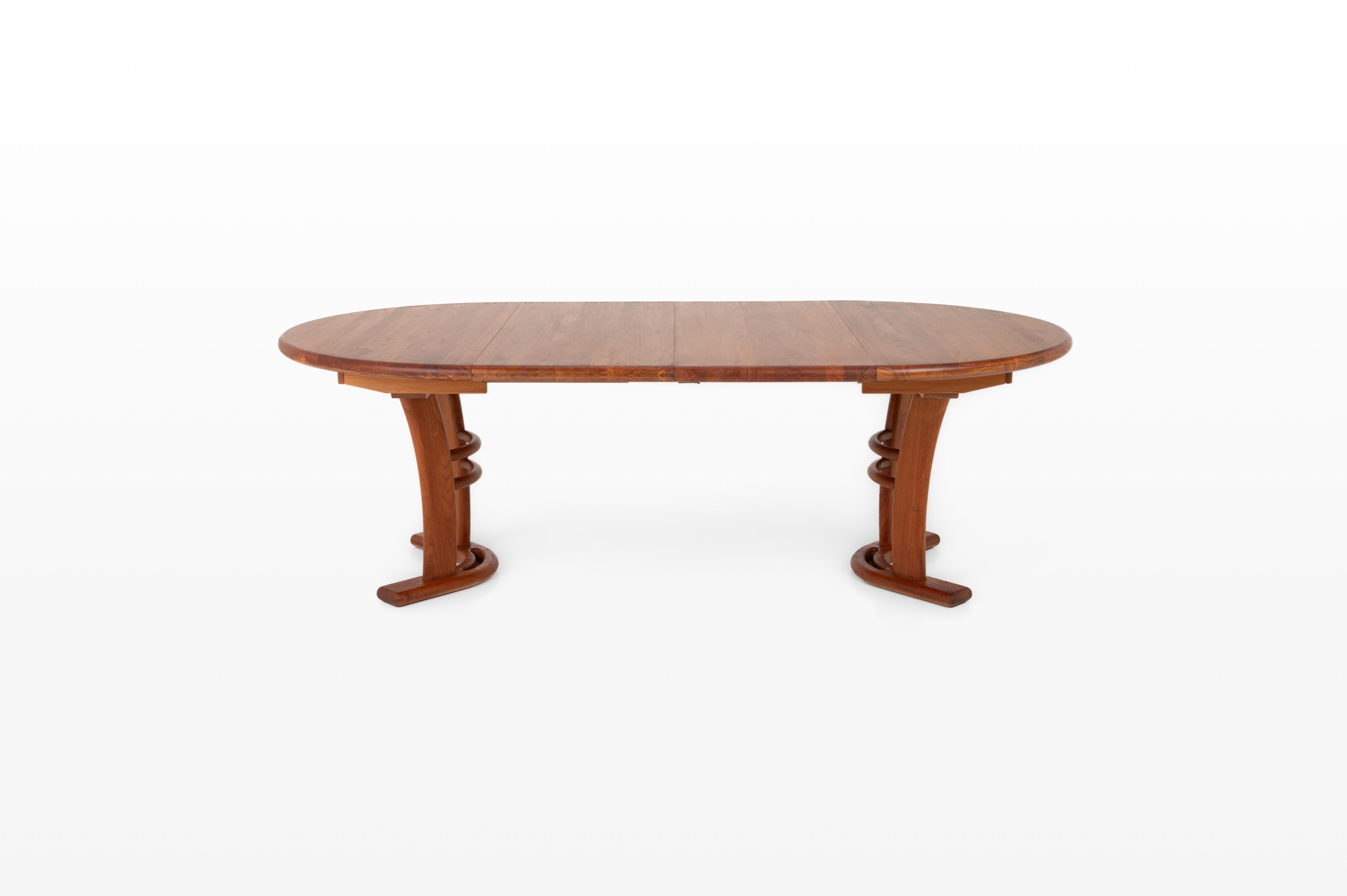 Magnifique table de salle à manger scandinave vintage en teck. Cette table est extensible et a été produite au Danemark par Boltinge Stolefabrik dans les années 1960. La table est fabriquée en bois de teck massif et est en bon état.

Dimensions :
W:
