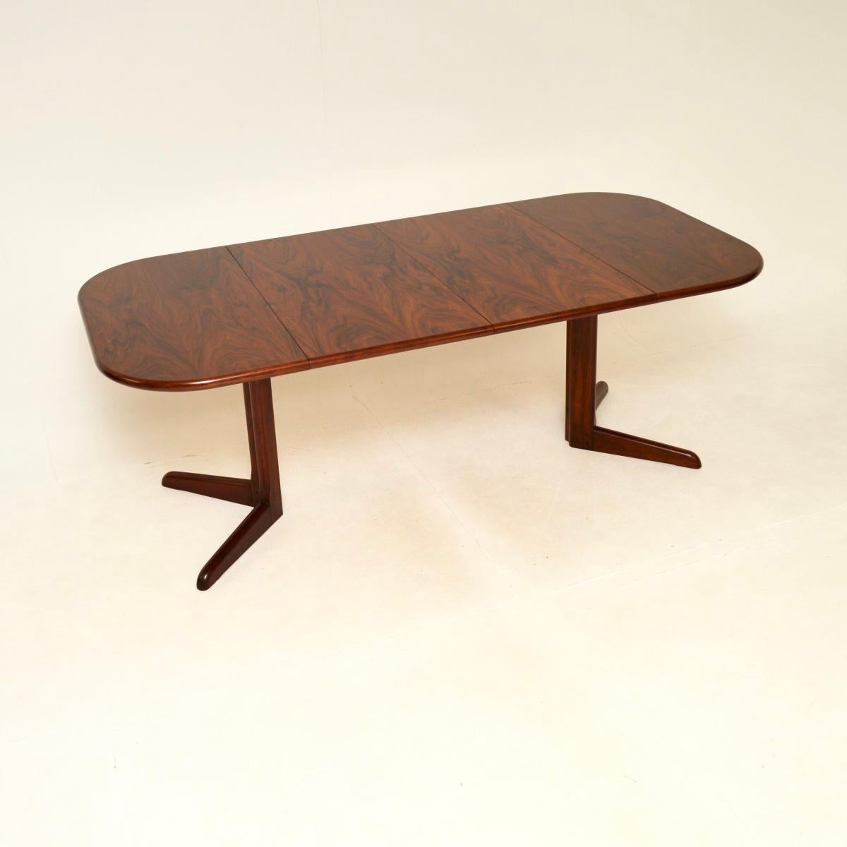 Une table de salle à manger à rallonge élégante et de qualité supérieure, fabriquée au Danemark et datant des années 1960.

Ce produit est d'excellente qualité, il a une belle couleur et un design très pratique. Il est livré avec deux feuilles
