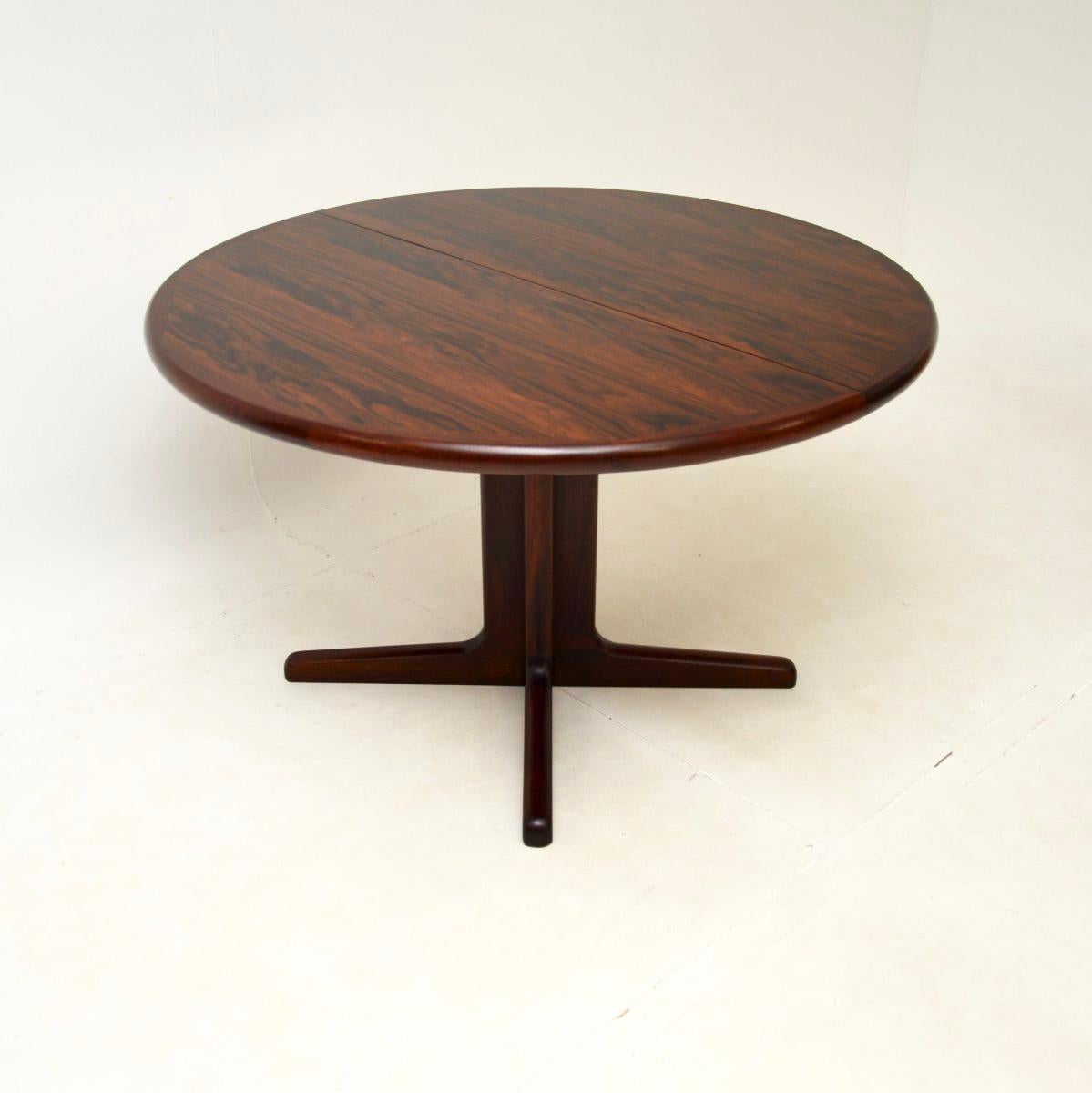 Une table de salle à manger à rallonge élégante et de qualité supérieure, fabriquée au Danemark et datant des années 1960.

Il a une couleur magnifique et de superbes motifs de grain. Le Can&Up est équipé d'un tablier supplémentaire qui permet de