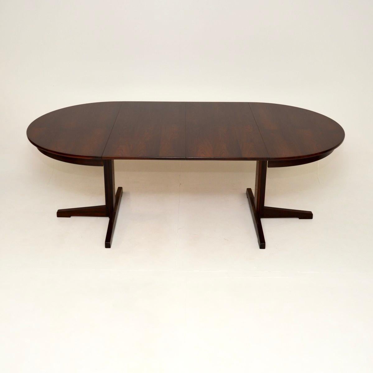 Ein sehr stilvoller und qualitativ hochwertiger dänischer Vintage-Ausziehtisch. Sie wurde in Dänemark hergestellt und stammt aus den 1960er Jahren.

Es ist von hervorragender Qualität, hat ein interessantes Design auf der Basis, mit einer schönen