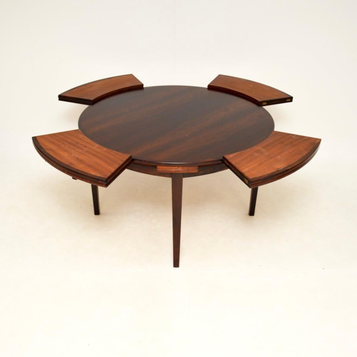 Une table de salle à manger Flip Flap Lotus vintage danoise absolument magnifique et emblématique de Dyrlund. Fabriqué au Danemark, il date des années 1960.

Il s'agit d'une table d'une qualité exceptionnelle et d'un design fantastique. Lorsqu'il