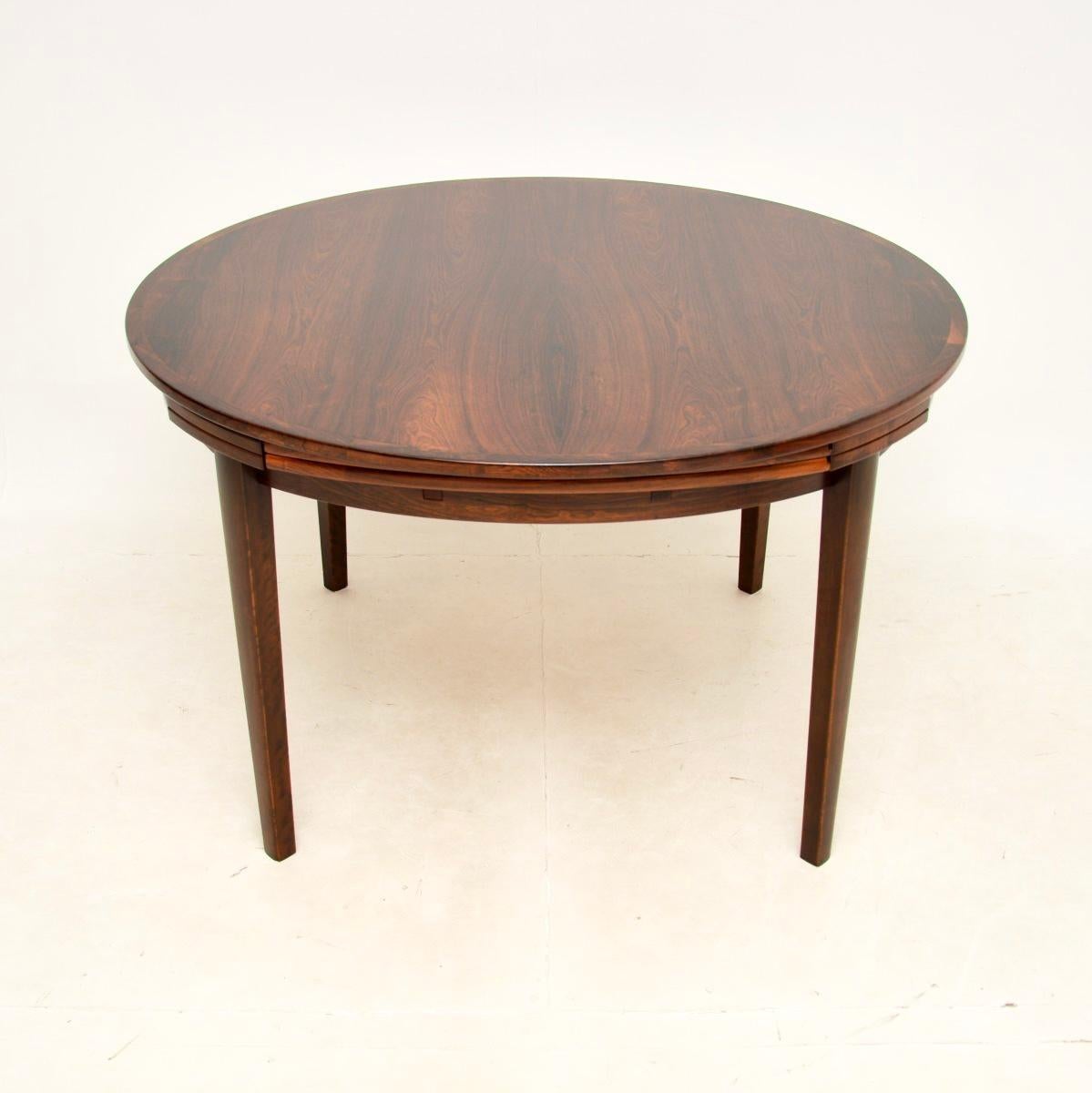 Danish Vintage Flip Flap Lotus Dining Table by Dyrlund In Good Condition For Sale In London, GB