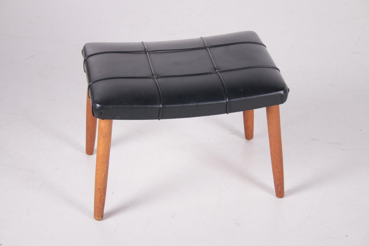 Danish Vintage Footstool or Stool From the 1960s

Danish vintage ottoman or ottoman.

The ottoman or ottoman has a black leatherette seat with stitching and beech legs.

The condition is top and the buttons are all still there.

Additional