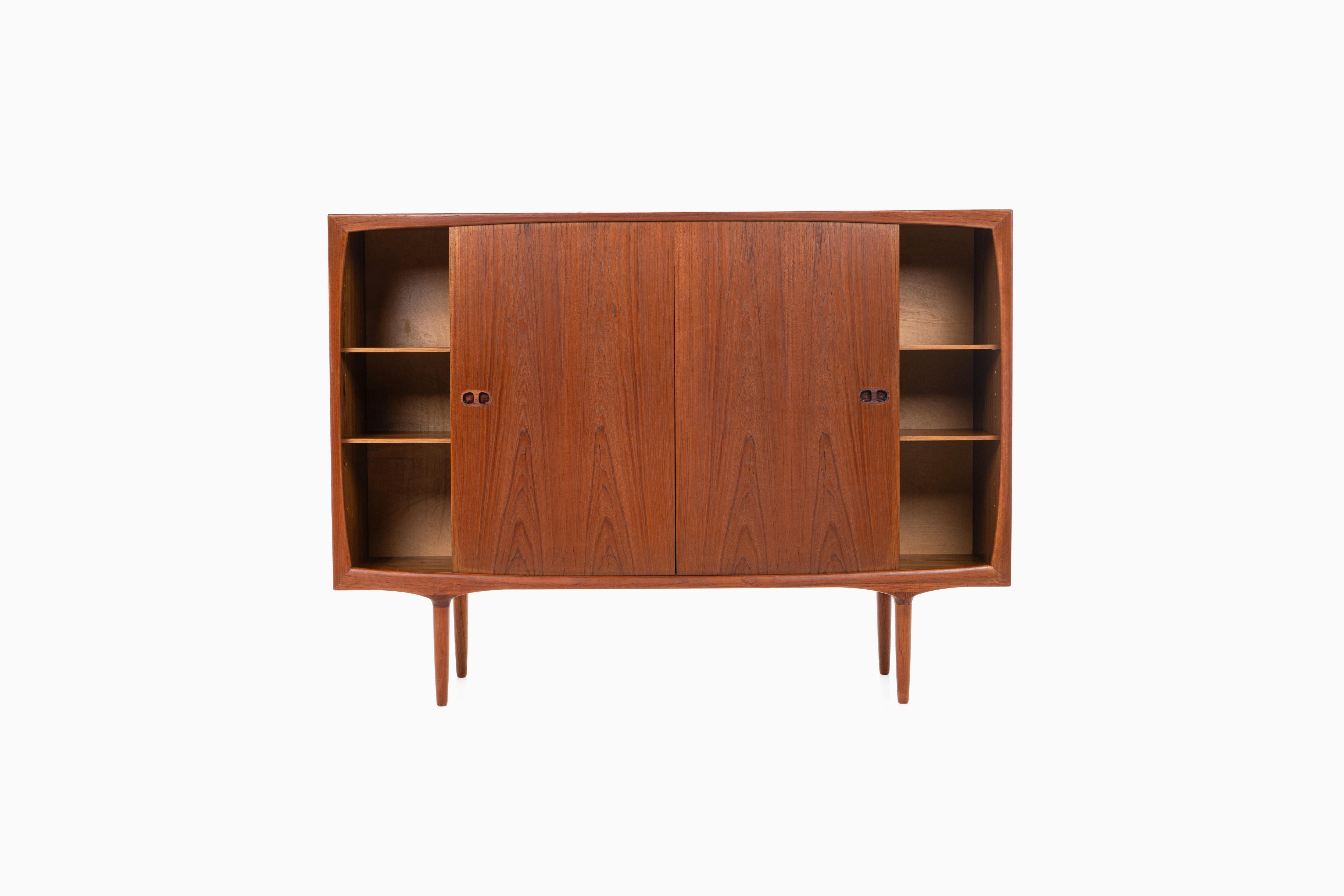 Buffet haut vintage danois par Randers Møbelfabrik, Danemark années 1960. Cette magnifique pièce comporte trois portes coulissantes, trois tiroirs intérieurs et beaucoup d'espace de rangement. Cette planche haute est en bois de teck avec des