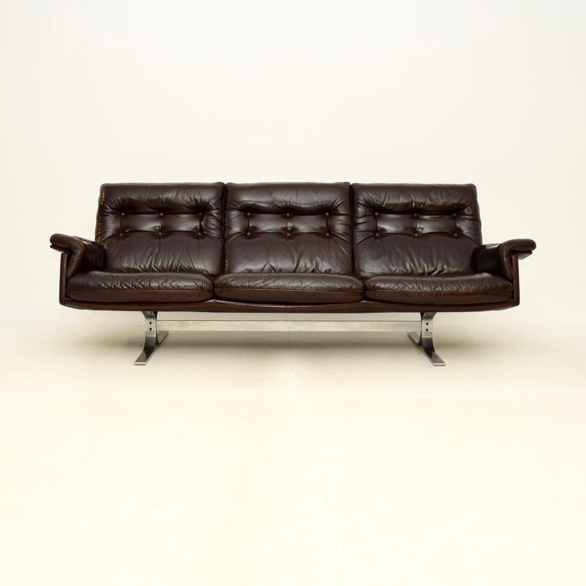 Un elegante sofá danés vintage de cuero y cromo, muy elegante, de Ebbe Gehl y Soren Nissen, que data aproximadamente de la década de 1960.

Es de una calidad excepcional, está muy bien hecha y es comodísima. La piel tiene un precioso color marrón