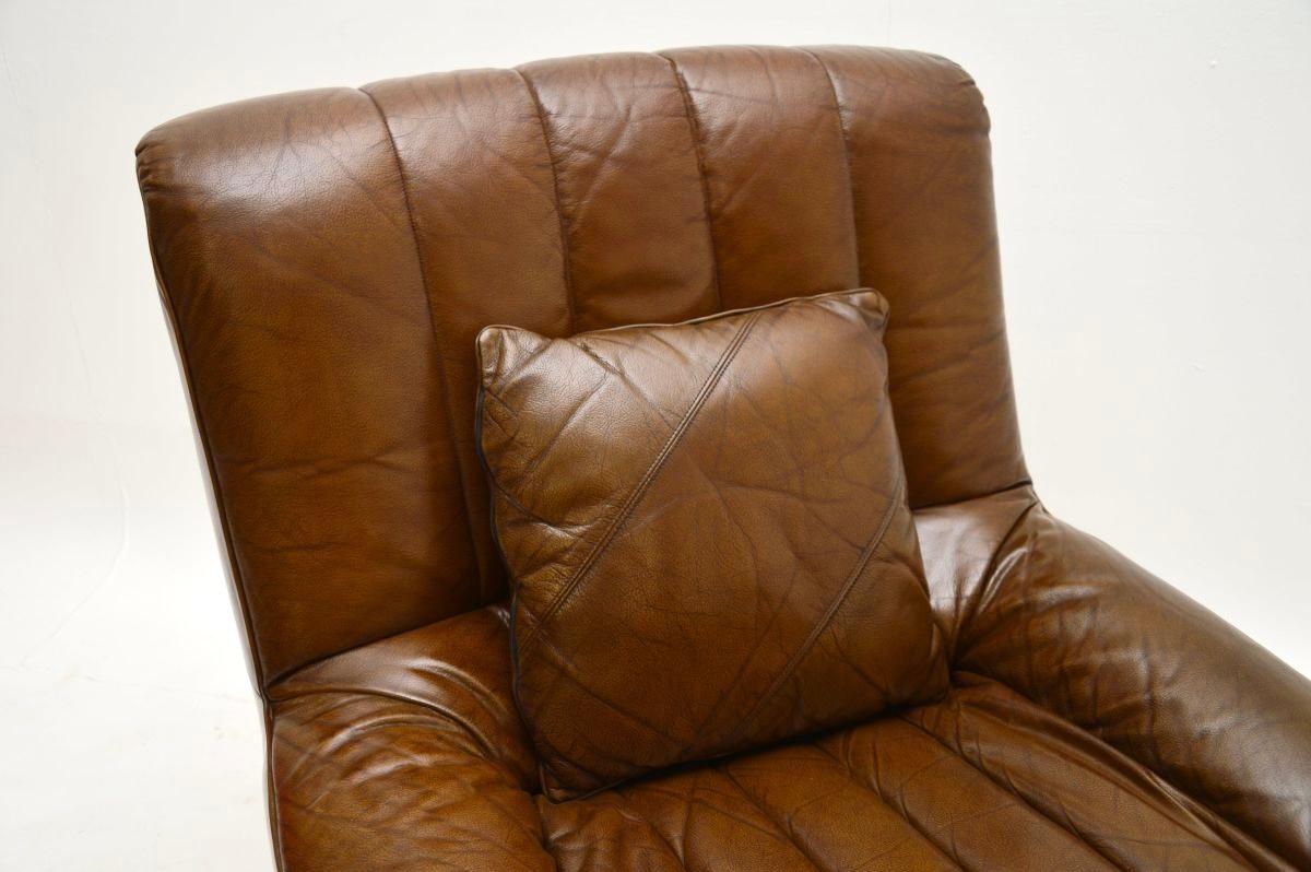 Fauteuil pivotant danois en cuir et chrome en vente 3