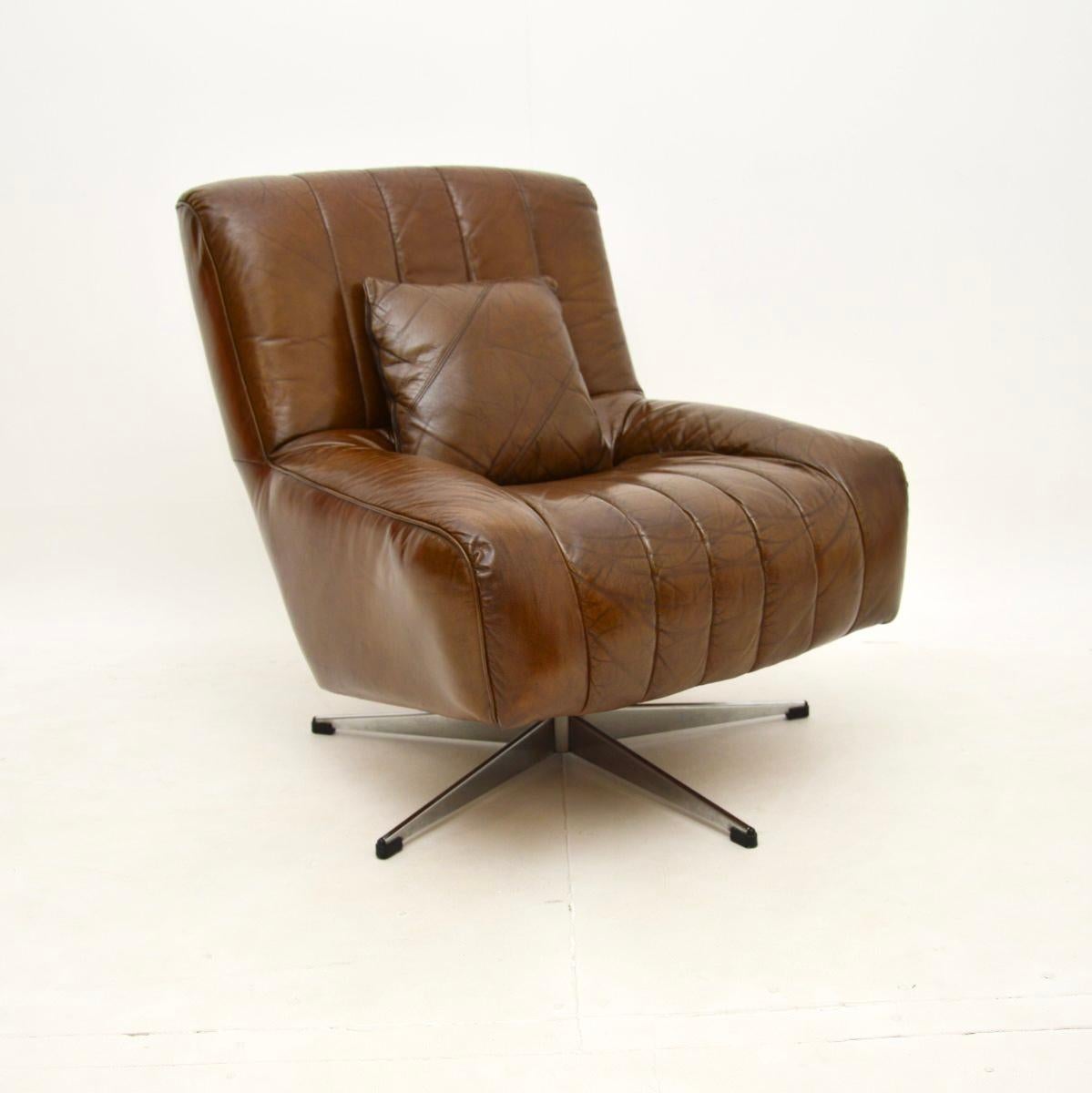 Un élégant et extrêmement confortable fauteuil pivotant danois vintage en cuir et chrome, datant des années 1960.

Il est d'une superbe qualité et son design est fantastique. Il s'agit d'une véritable pièce d'apparat. Il est si confortable que l'on