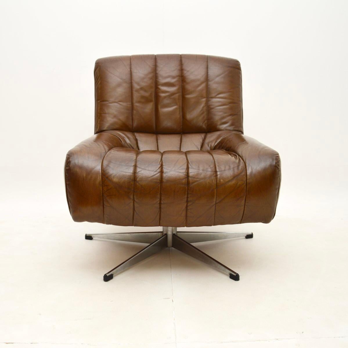 Mid-Century Modern Fauteuil pivotant danois en cuir et chrome en vente