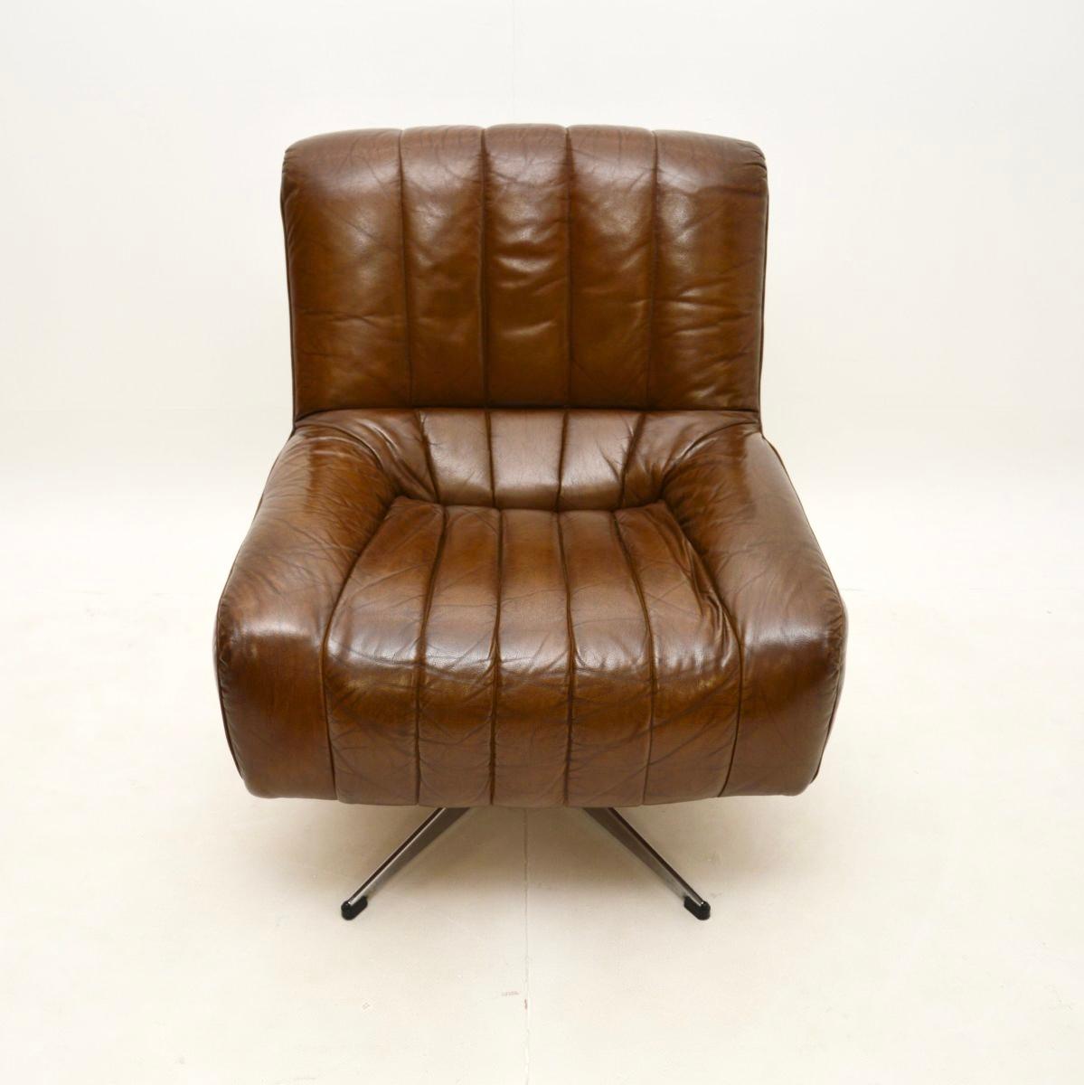 Danois Fauteuil pivotant danois en cuir et chrome en vente