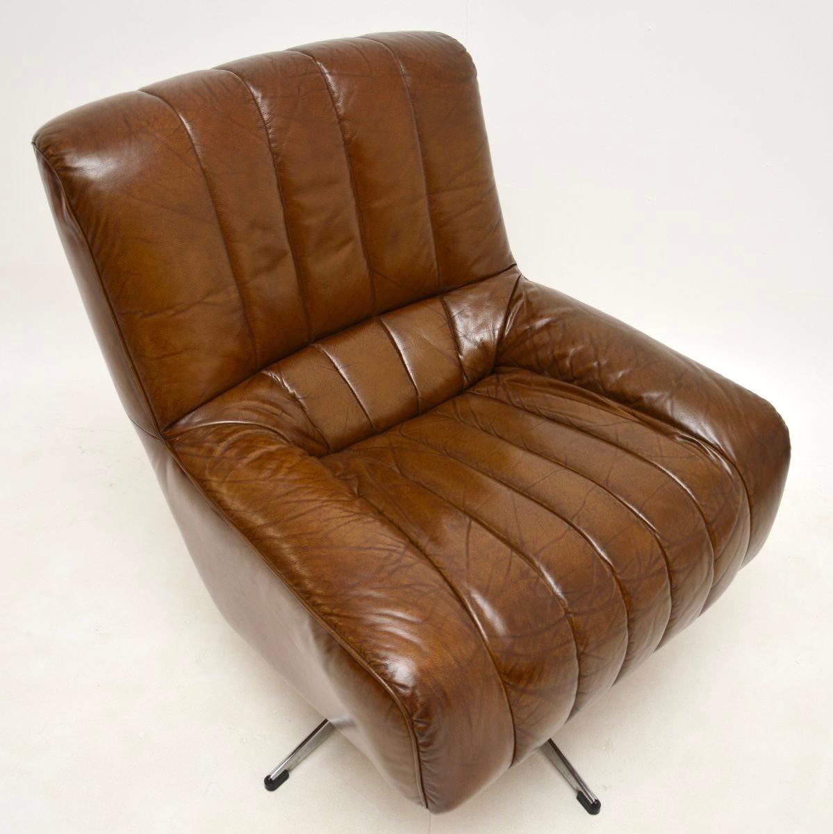 Fauteuil pivotant danois en cuir et chrome Bon état - En vente à London, GB