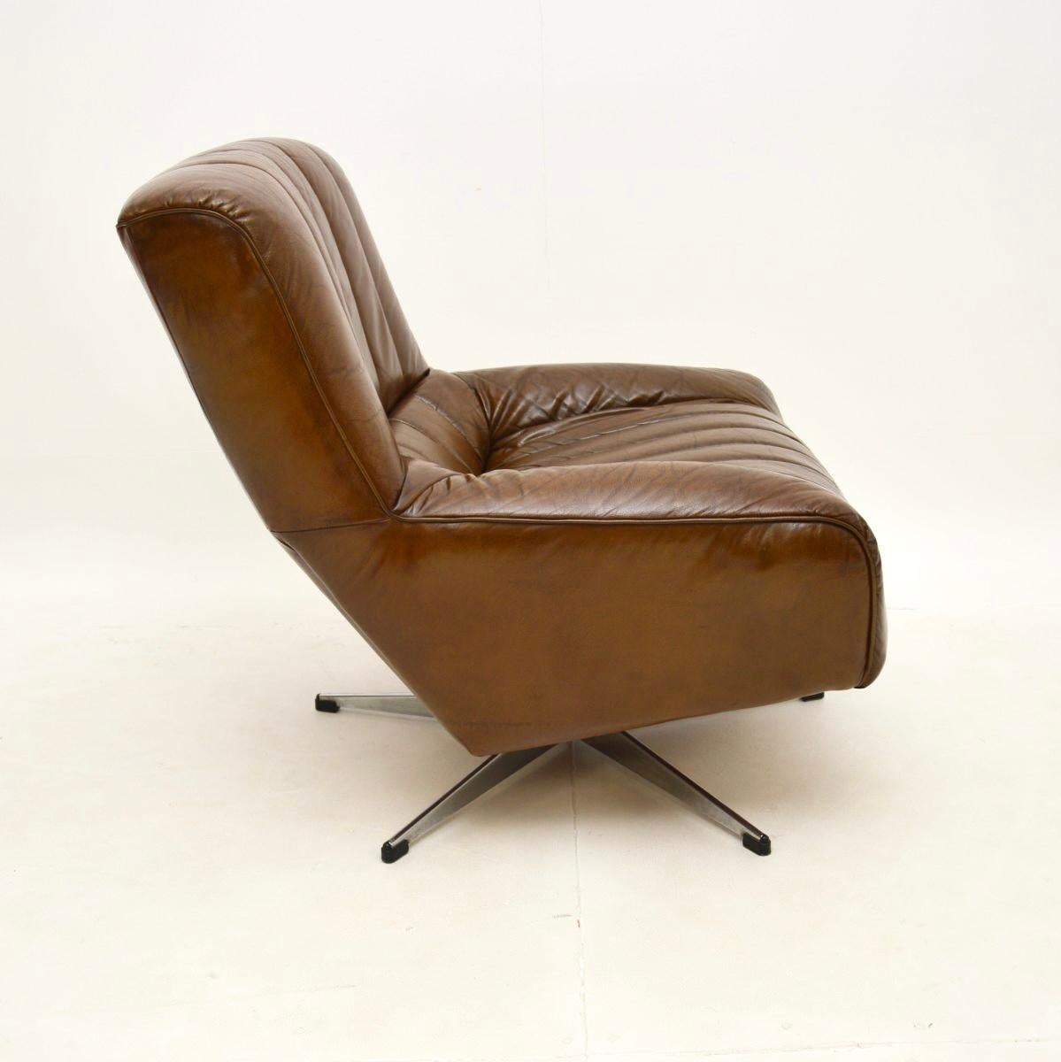 Milieu du XXe siècle Fauteuil pivotant danois en cuir et chrome en vente
