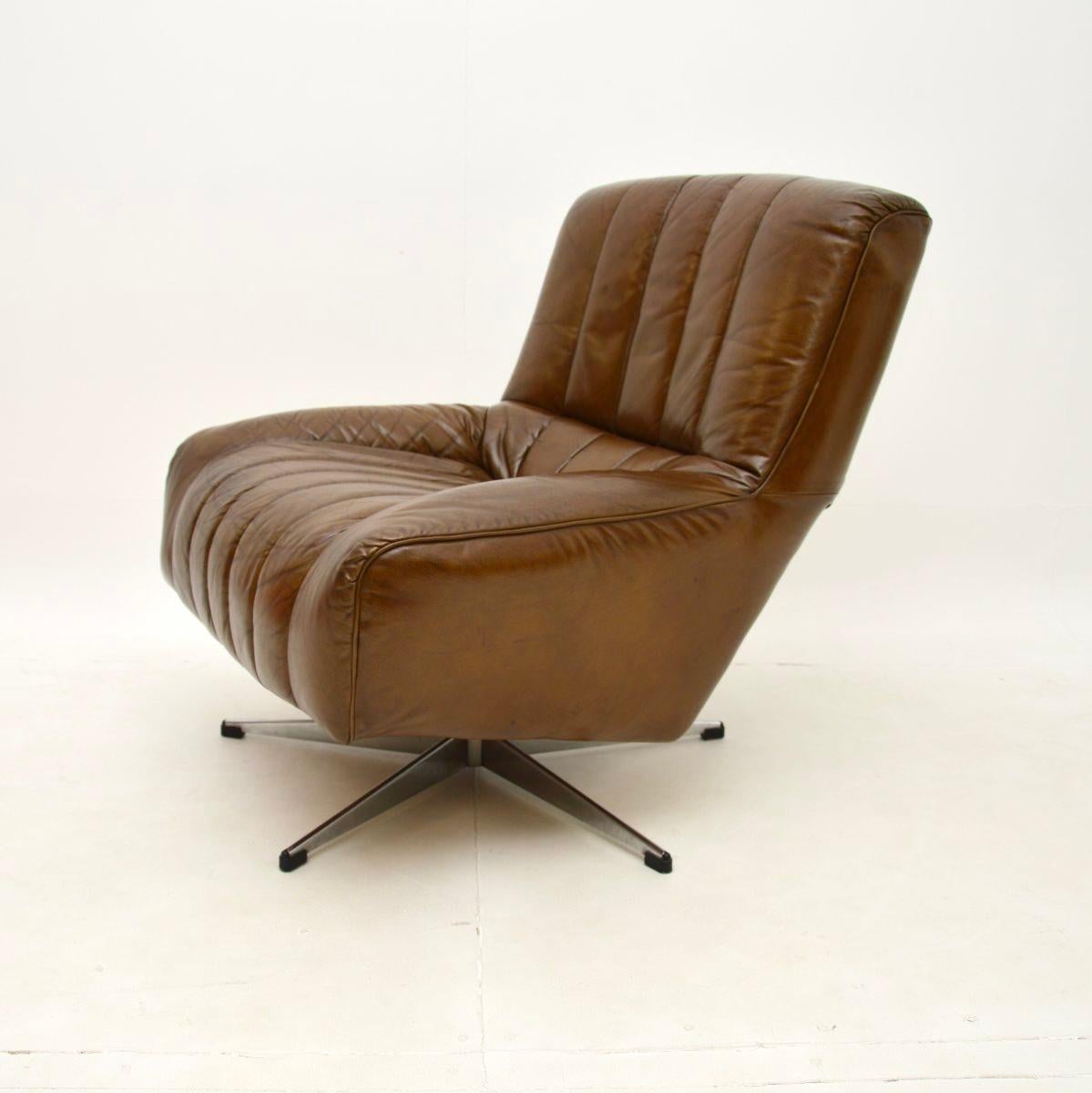 Cuir Fauteuil pivotant danois en cuir et chrome en vente