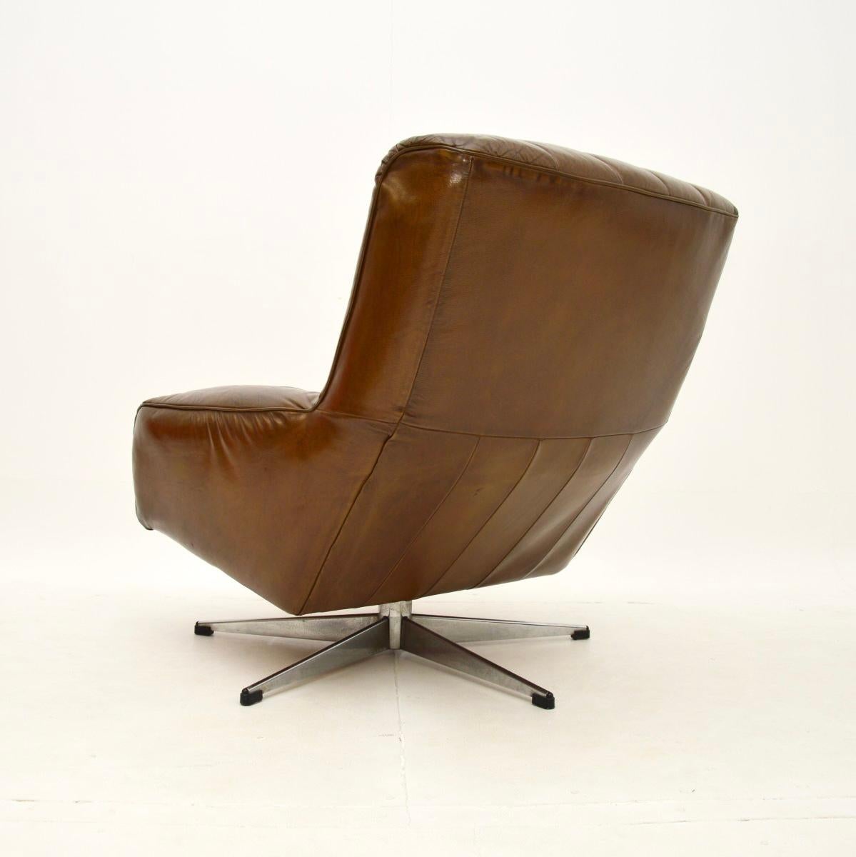 Fauteuil pivotant danois en cuir et chrome en vente 1