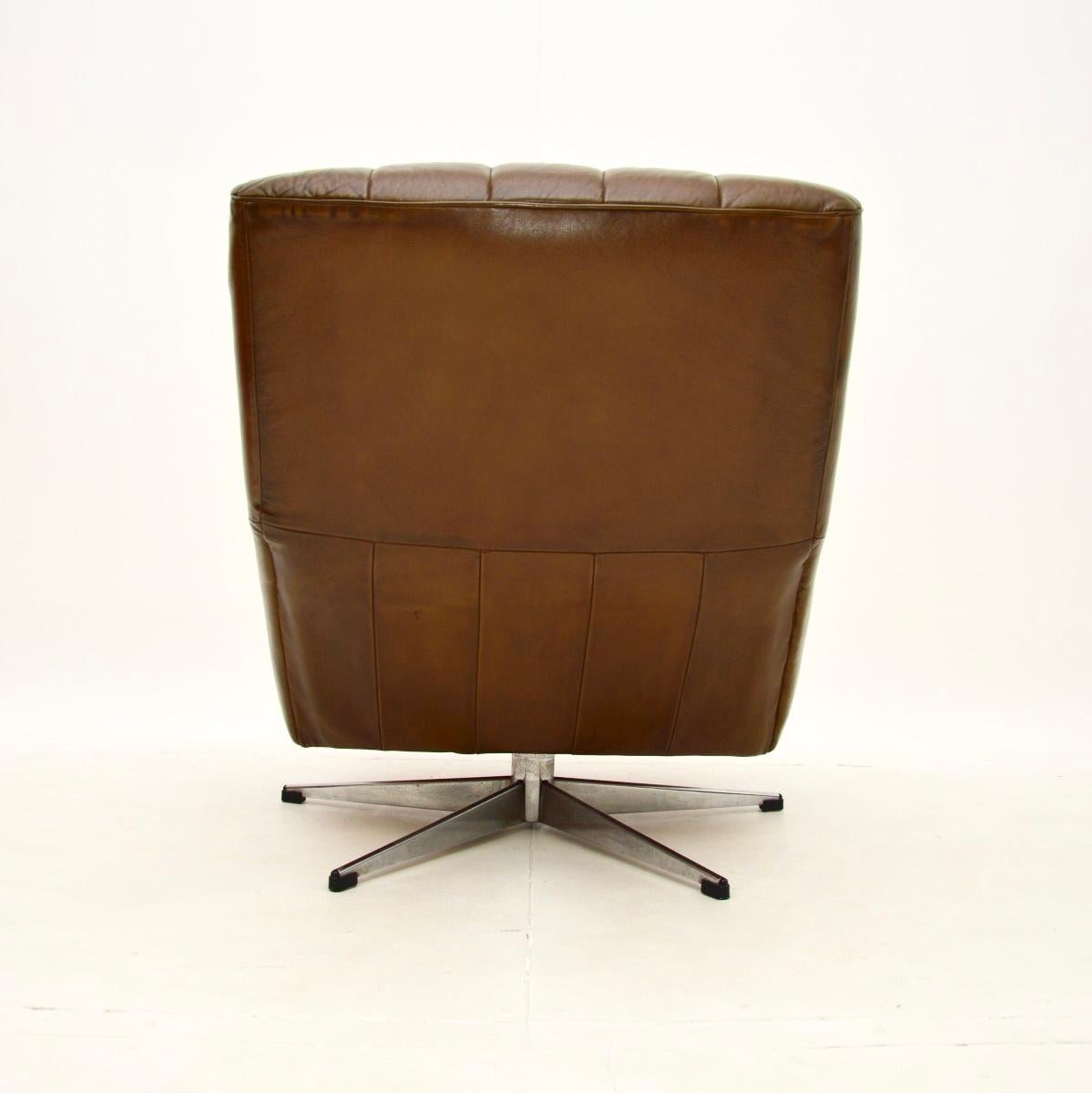 Fauteuil pivotant danois en cuir et chrome en vente 2