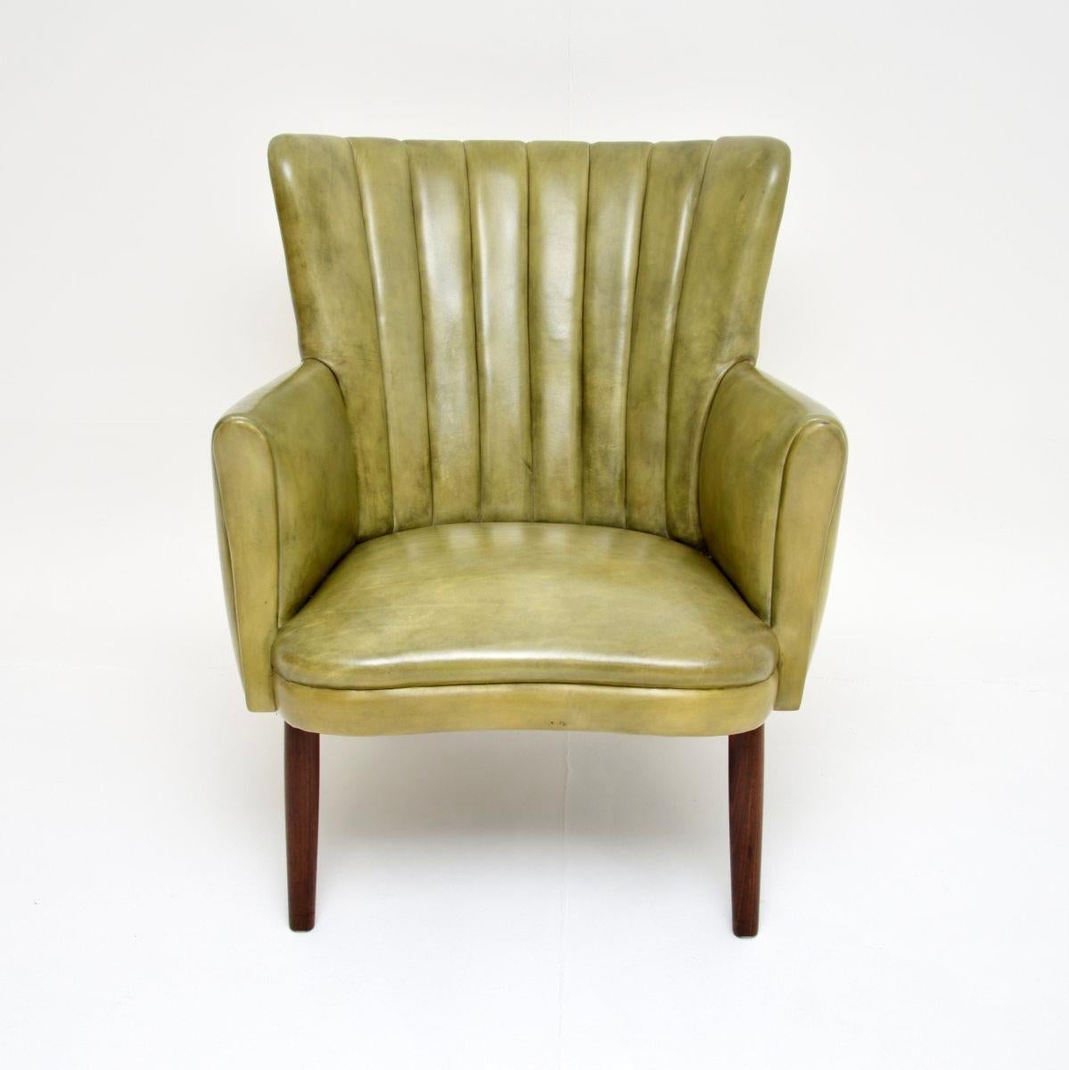 Fauteuil en cuir vintage danois, élégant et extrêmement confortable, signé By. Ce modèle s'appelle le fauteuil Teddy, il est toujours en production aujourd'hui, cependant il s'agit d'une version vintage datant des années 1960.

Il est magnifiquement