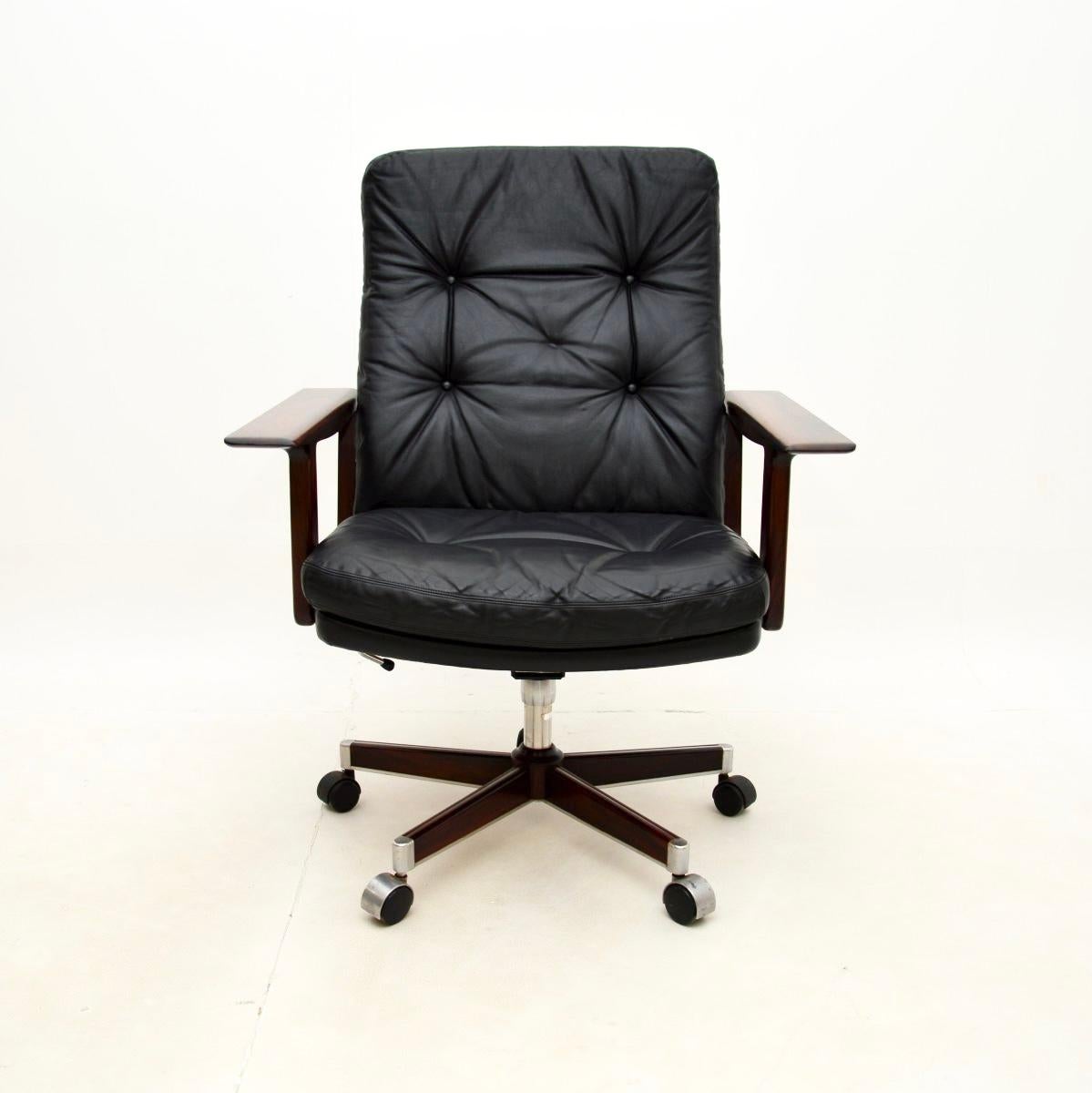 Ein außergewöhnlicher dänischer Vintage-Schreibtischstuhl aus Leder von Arne Vodder. Es wurde in Dänemark von Sibast hergestellt und stammt etwa aus den 1960er Jahren.

Er ist von hervorragender Qualität, äußerst bequem und stützend. Die hölzernen