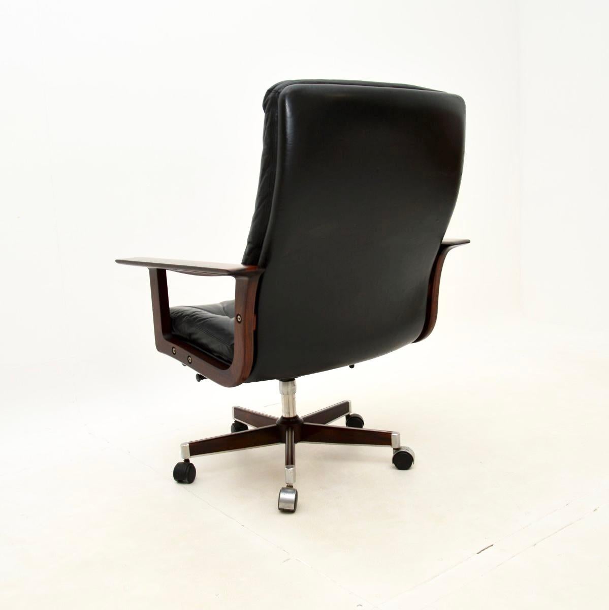 Dänischer Vintage-Schreibtischstuhl aus Leder von Arne Vodder (Mitte des 20. Jahrhunderts) im Angebot