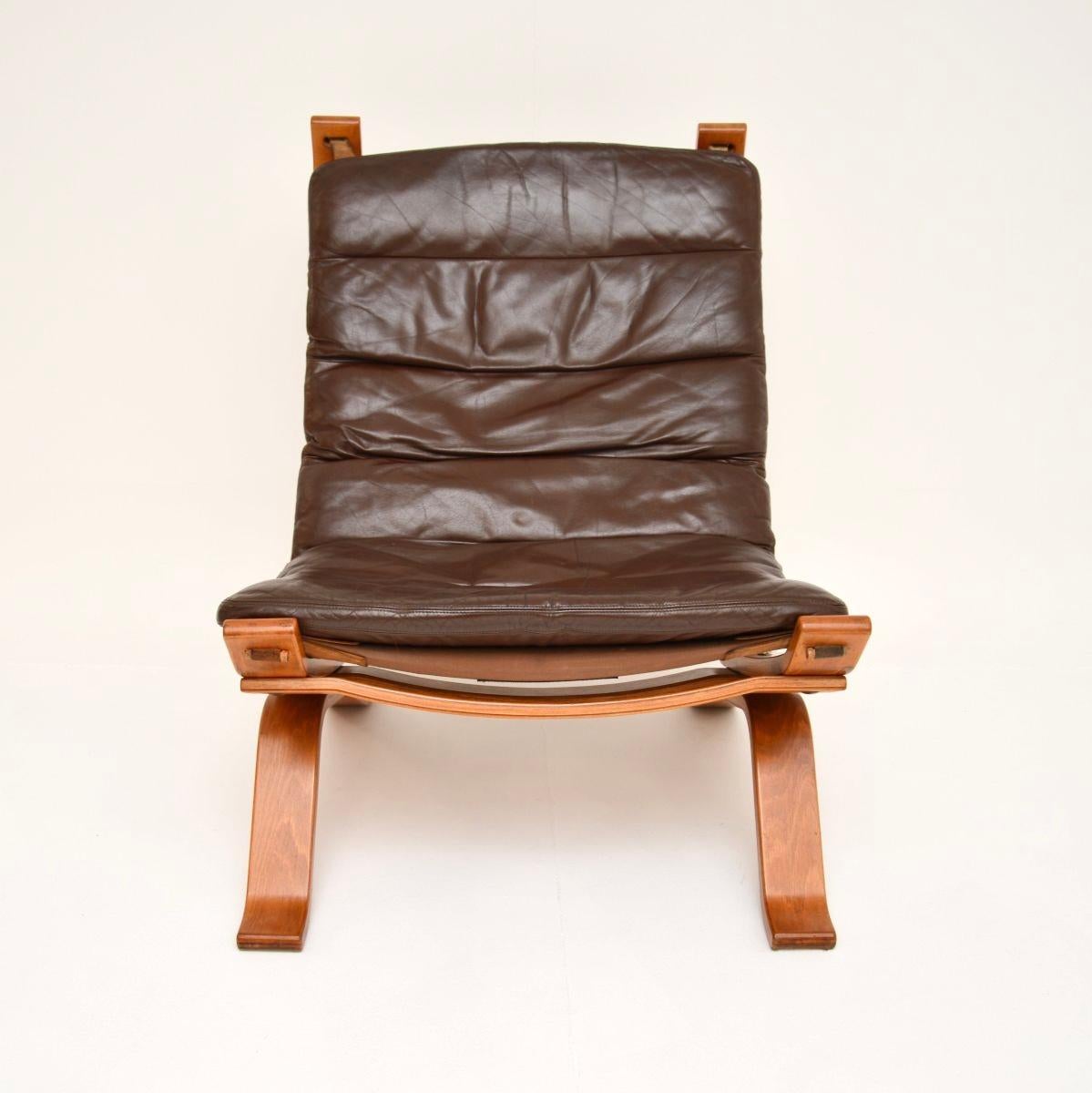 Chaise de salon danoise en cuir vintage, élégante et extrêmement confortable, datant des années 1970, par Bramin.

Il est d'une superbe qualité et présente un design élégant et bien construit. Le cadre en bois courbé supporte une toile élancée qui