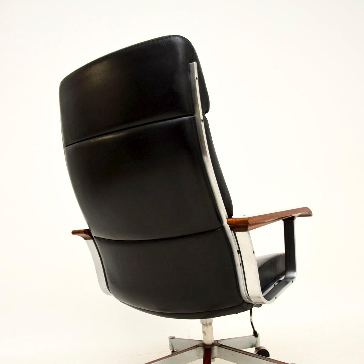 Dänischer Dreh-Schreibtischstuhl aus Leder im Vintage-Stil von Arne Vodder für Sibast (Mitte des 20. Jahrhunderts) im Angebot