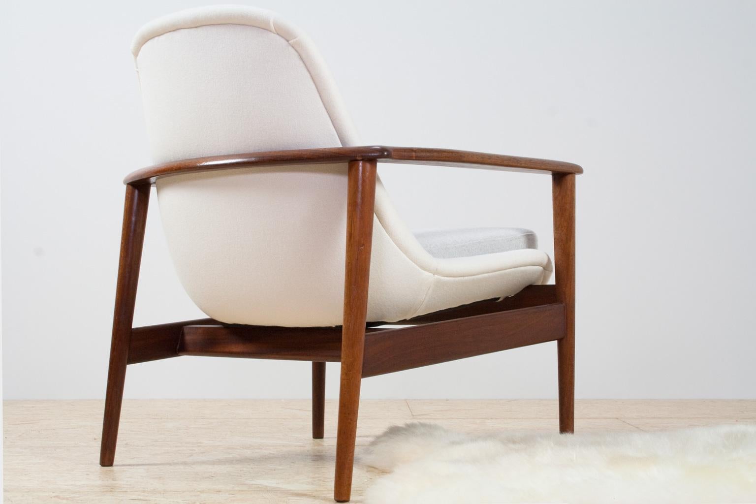 Mid-Century Modern Danish Vintage Lounge Chair in Teak and Re-Upholstered in White and Grey For Sale