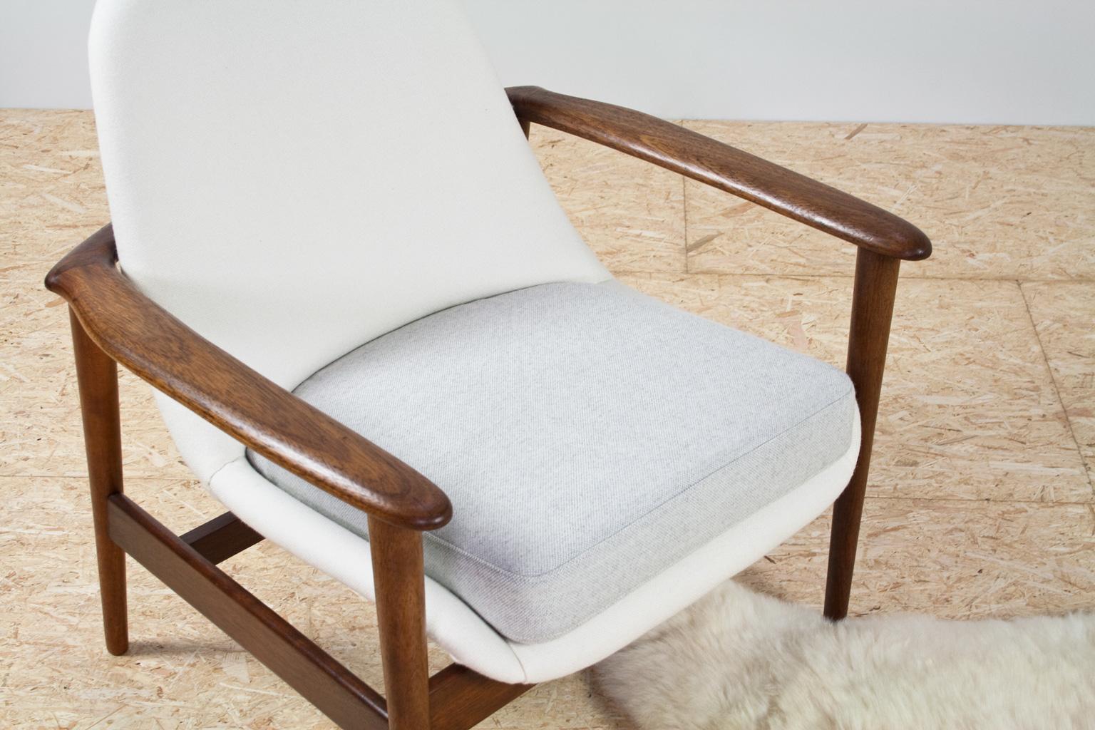 Mid-20th Century Danish Vintage Lounge Chair in Teak and Re-Upholstered in White and Grey For Sale