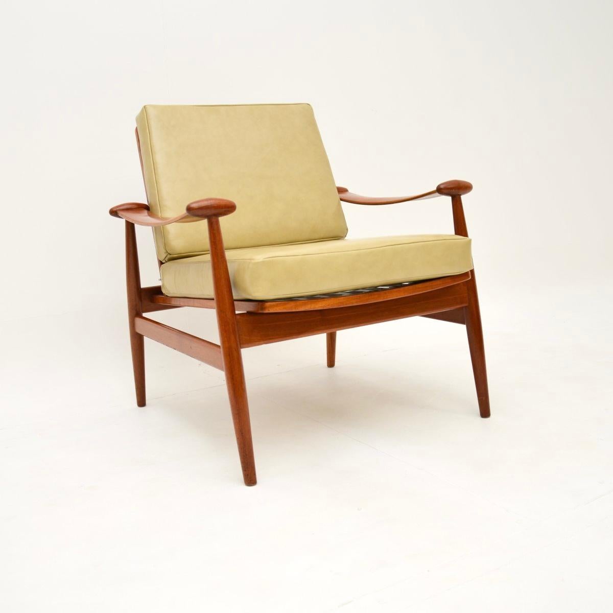 An outstanding Danish vintage model 133 armchair by Finn Juhl in solid Teak. This is often referred to as the spade chair due to the shape of the arms, it was made by France and Son, it dates from the 1960’s.

This is of the utmost quality, it has a