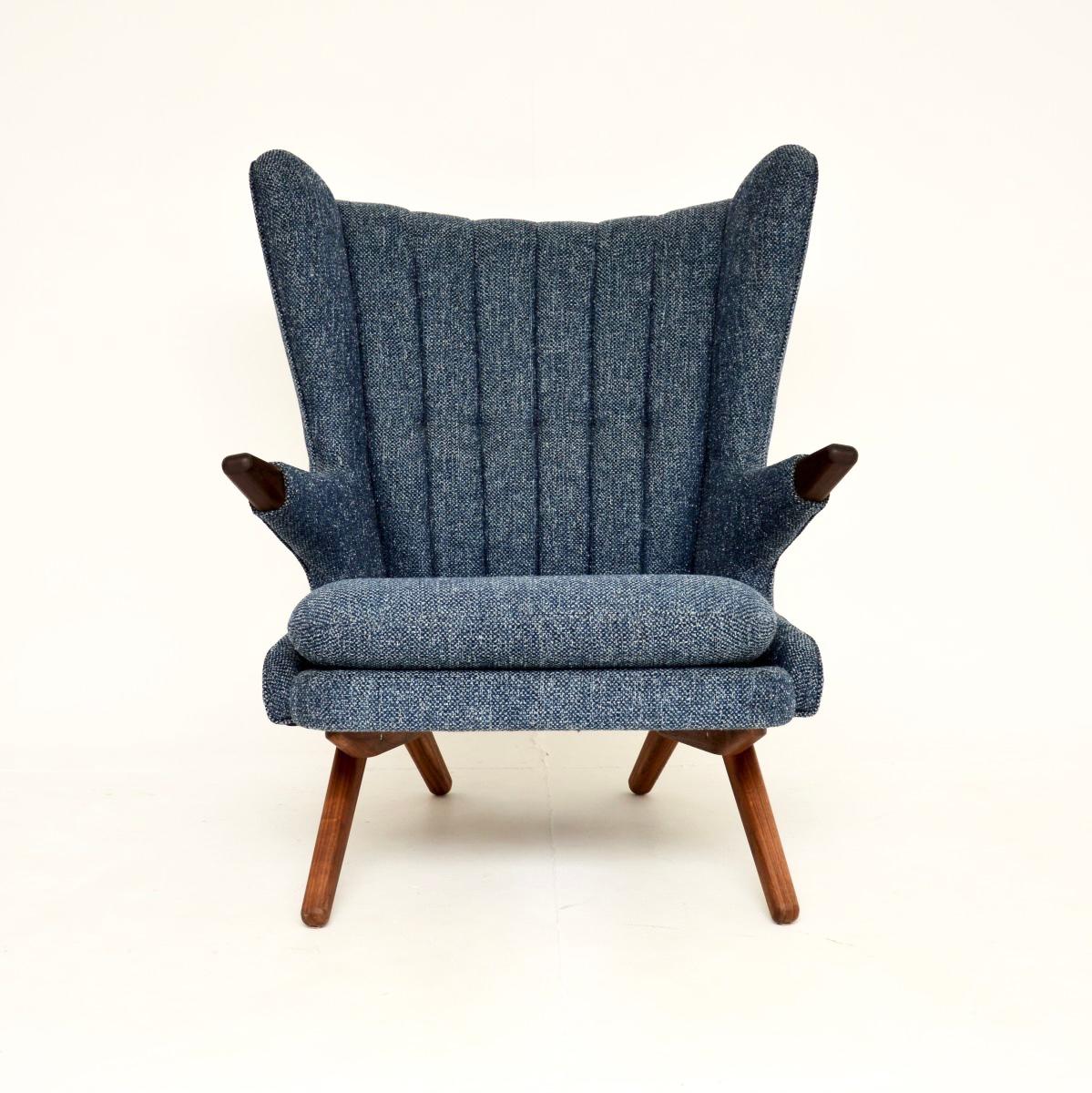 Un fauteuil danois vintage modèle 91, incroyablement élégant et confortable, par Svend Skipper. Celui-ci a été récemment importé du Danemark, le design date des années 1960 et cette version date de la fin du vingtième siècle.

Le cadre est en noyer